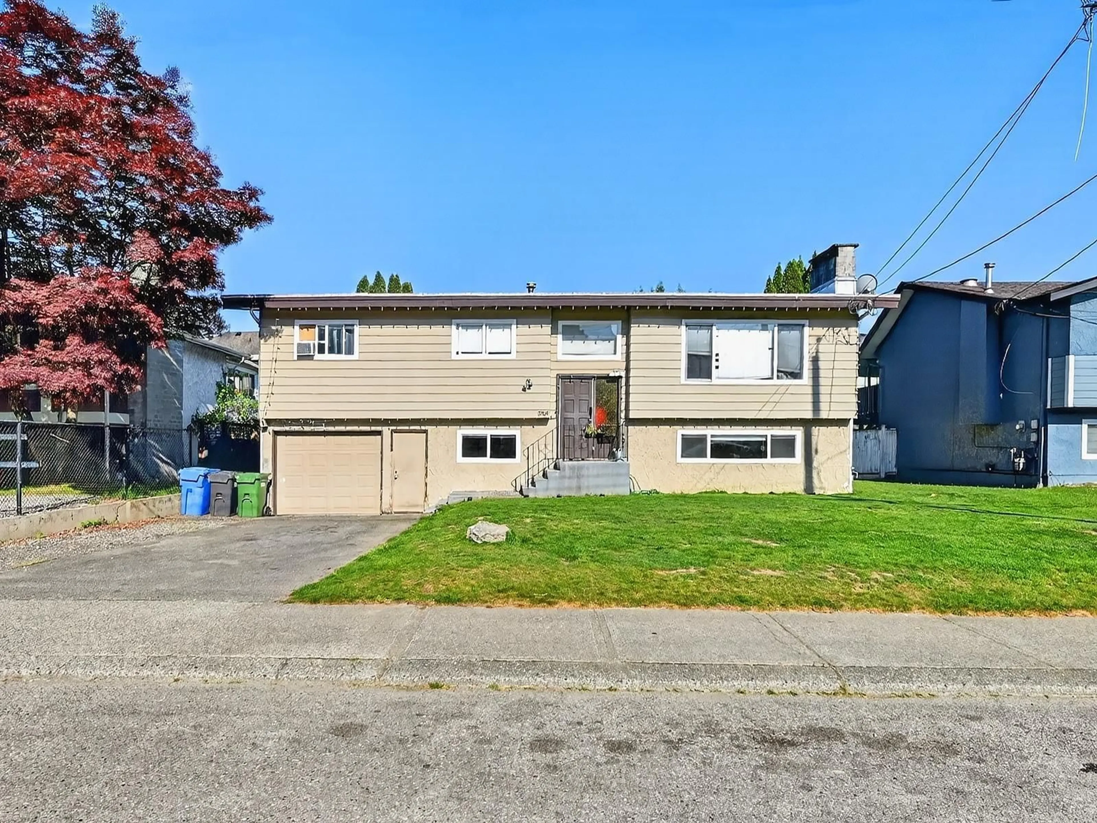Home with vinyl exterior material, street for 2068 RIDGEWAY STREET, Abbotsford British Columbia V2T3X7