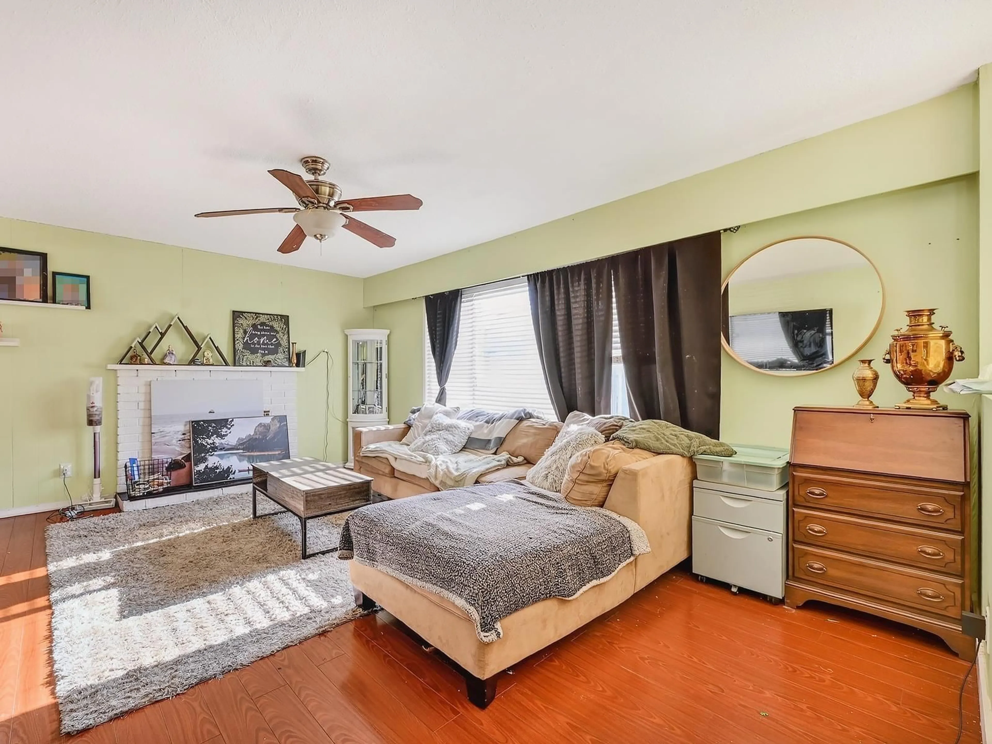 Living room with furniture, unknown for 2068 RIDGEWAY STREET, Abbotsford British Columbia V2T3X7