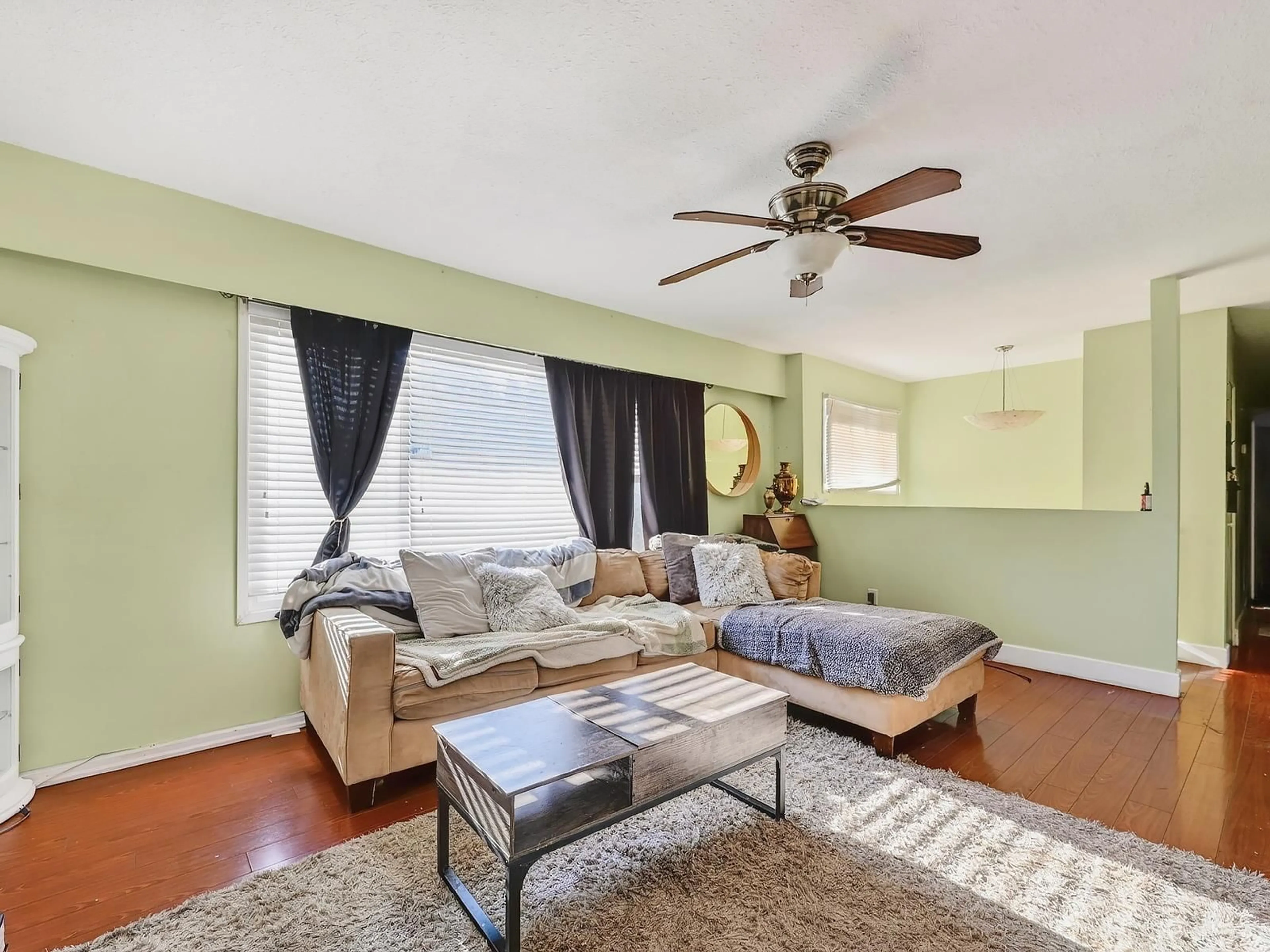 Living room with furniture, unknown for 2068 RIDGEWAY STREET, Abbotsford British Columbia V2T3X7