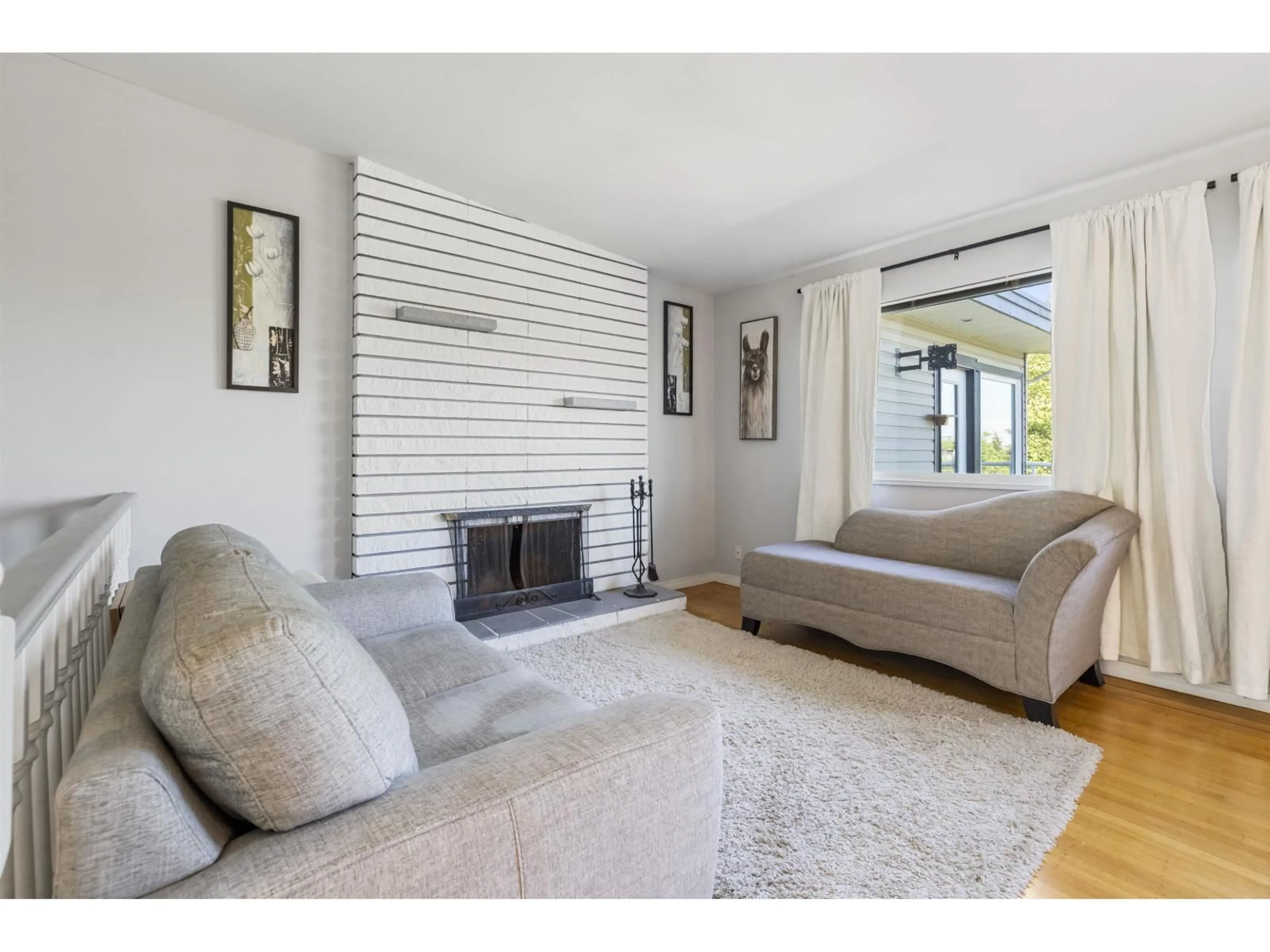 Living room with furniture, unknown for 10347 125 STREET, Surrey British Columbia V3V4Y6