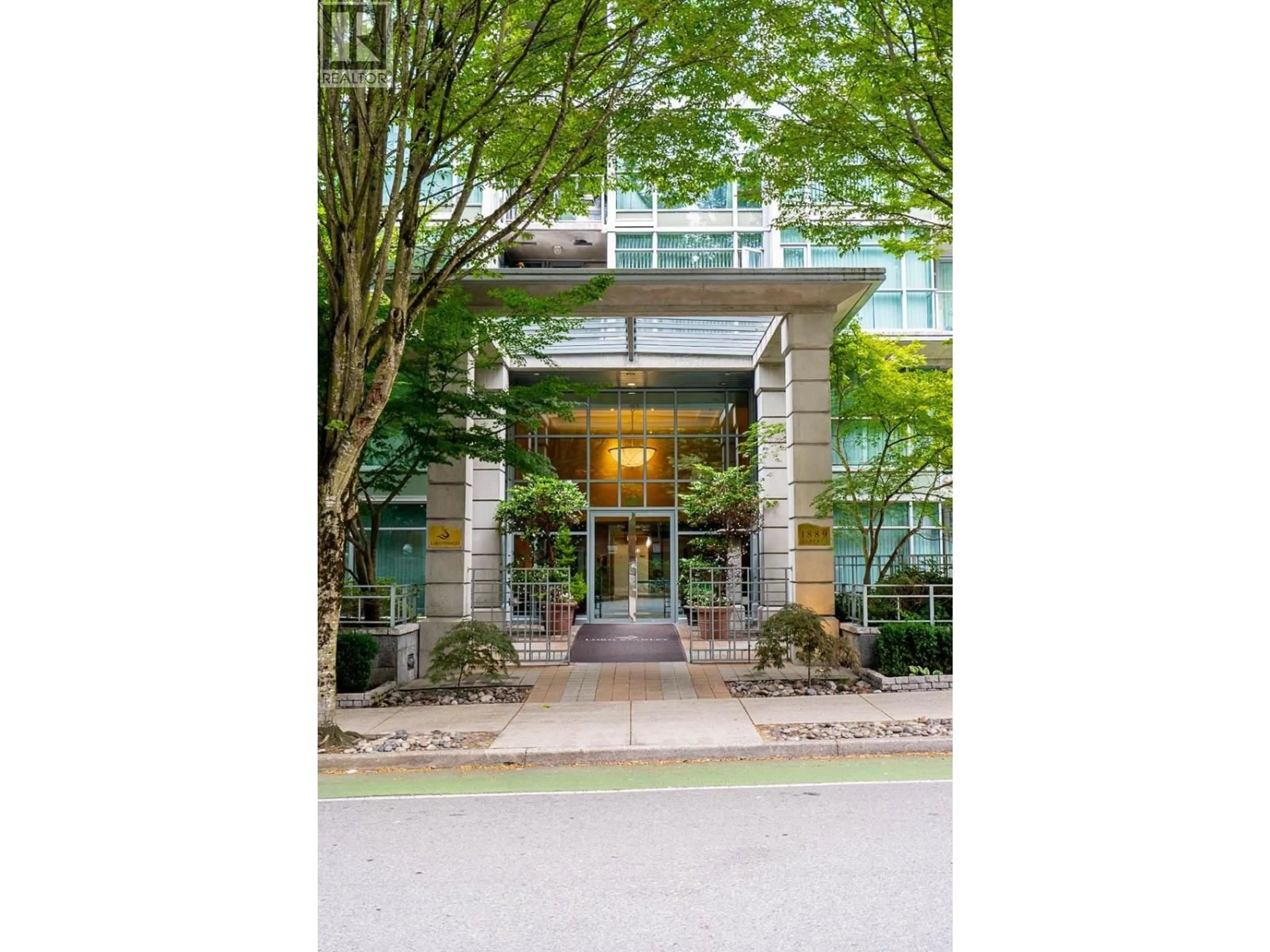 Indoor foyer for 1010 - 1889 ALBERNI STREET, Vancouver British Columbia V6G3G7