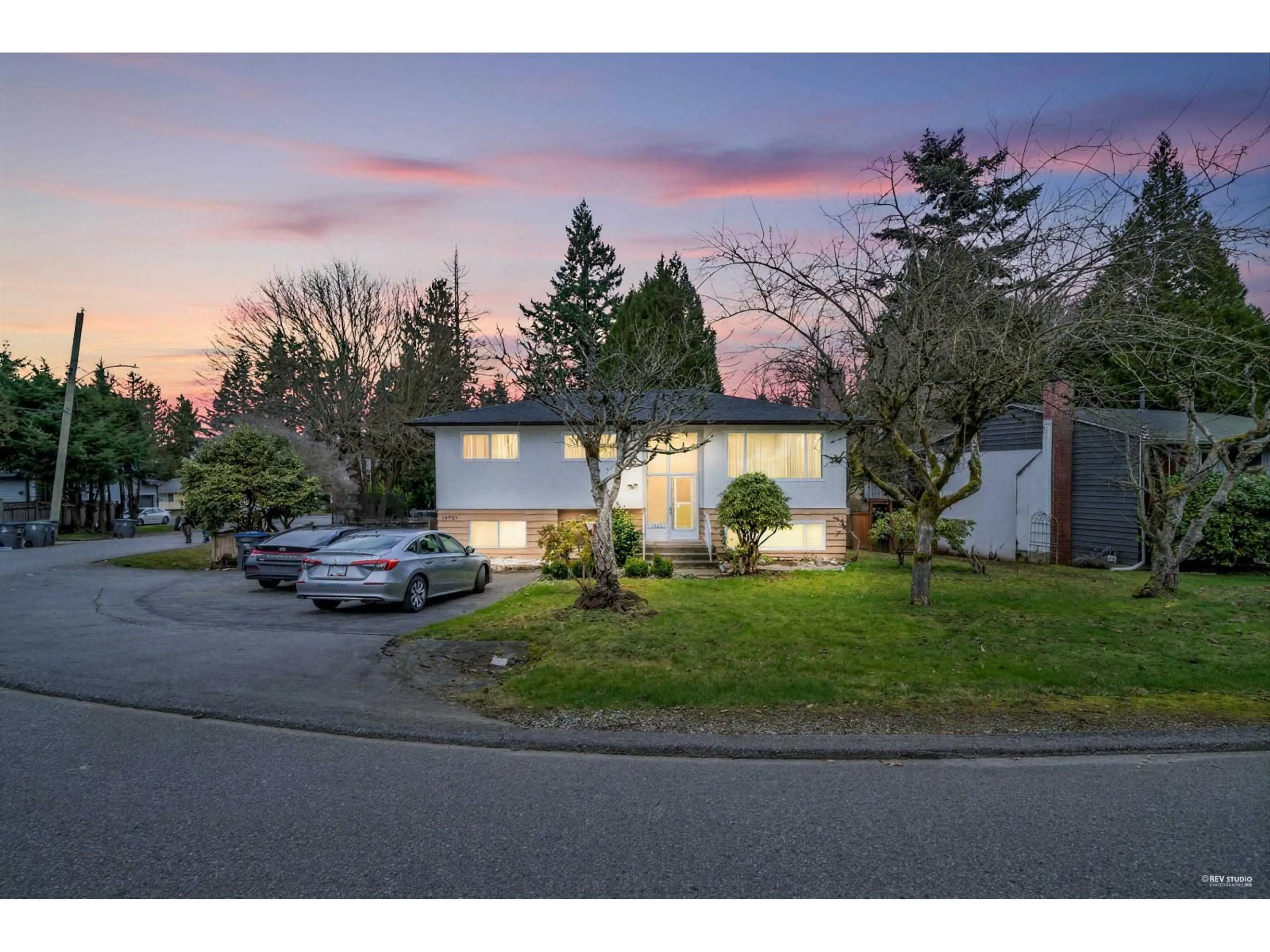 A pic from outside/outdoor area/front of a property/back of a property/a pic from drone, street for 12521 GROVE CRESCENT, Surrey British Columbia V3V2L6