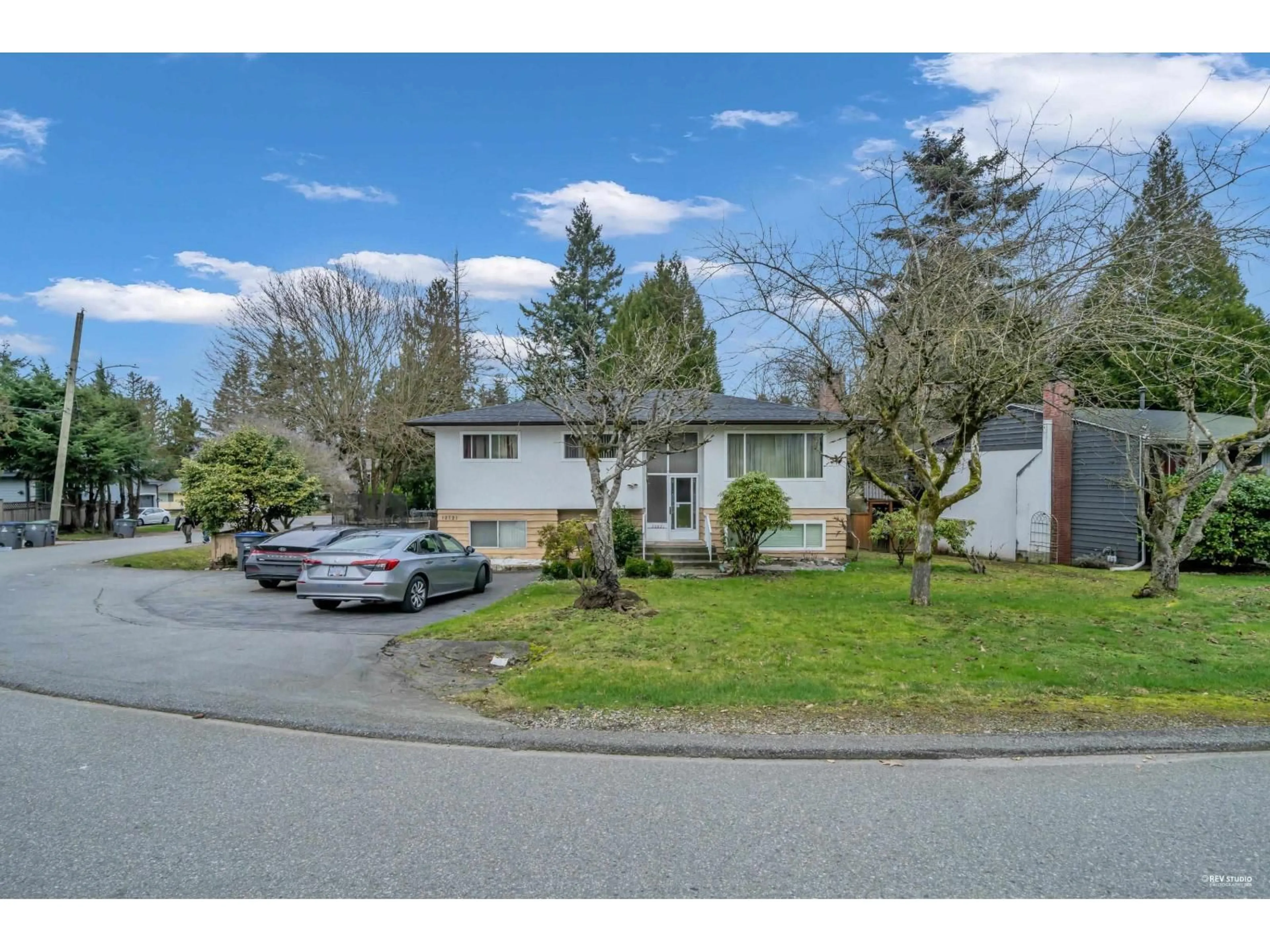 A pic from outside/outdoor area/front of a property/back of a property/a pic from drone, street for 12521 GROVE CRESCENT, Surrey British Columbia V3V2L6