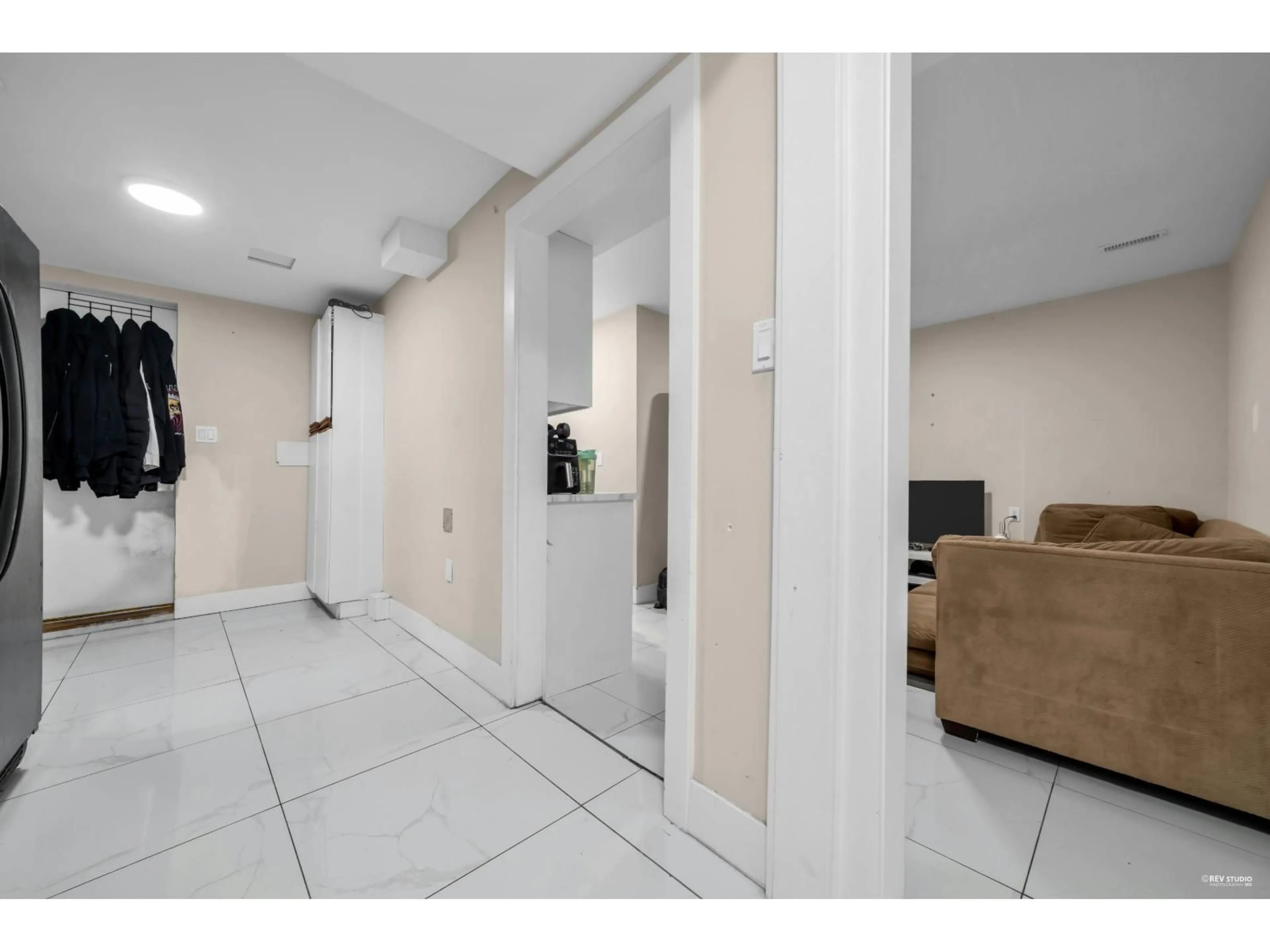 Indoor foyer for 12521 GROVE CRESCENT, Surrey British Columbia V3V2L6