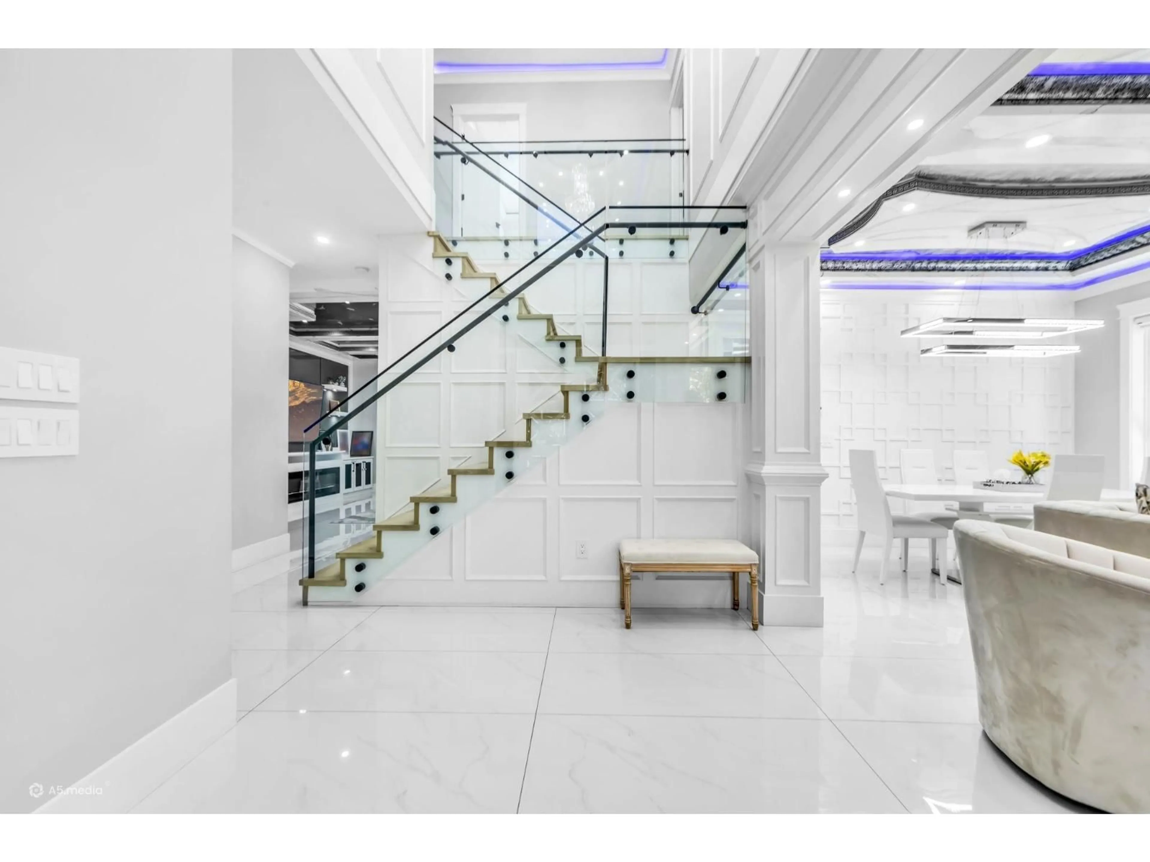 Indoor foyer for 13362 87B AVENUE, Surrey British Columbia V3W6C1