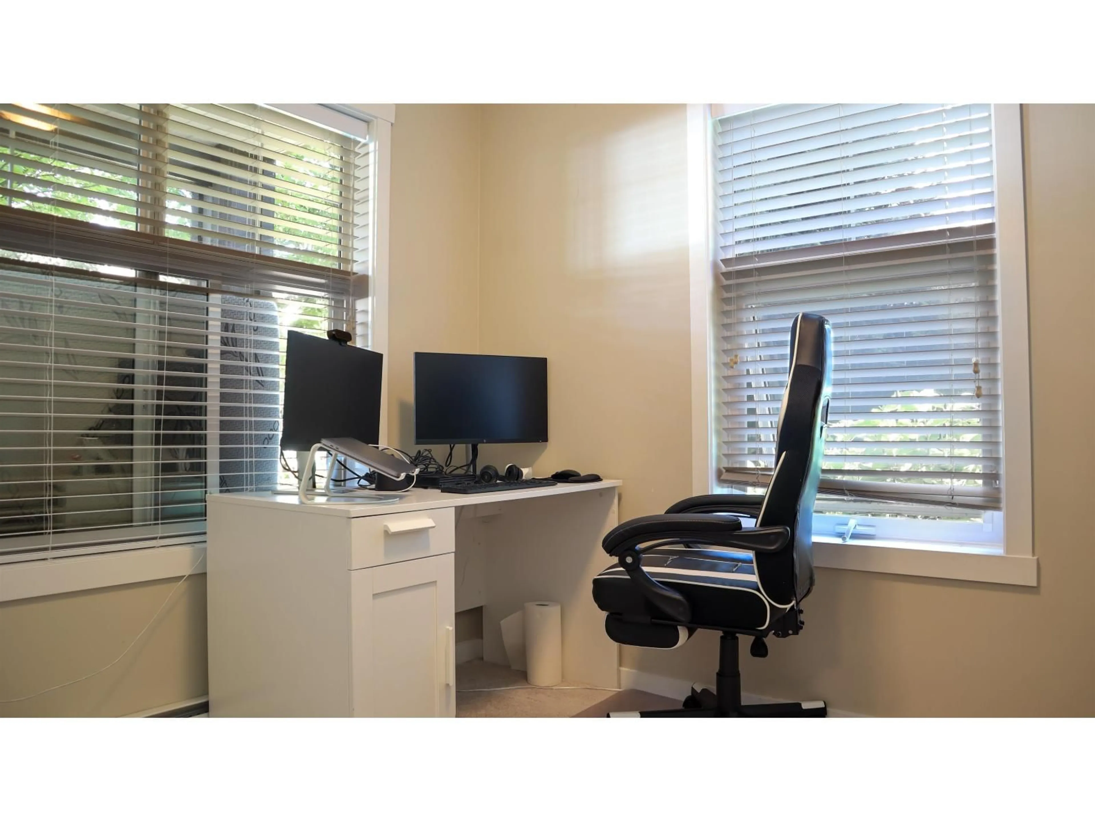 A pic of a room for 60 - 6123 138 STREET, Surrey British Columbia V3X1E8