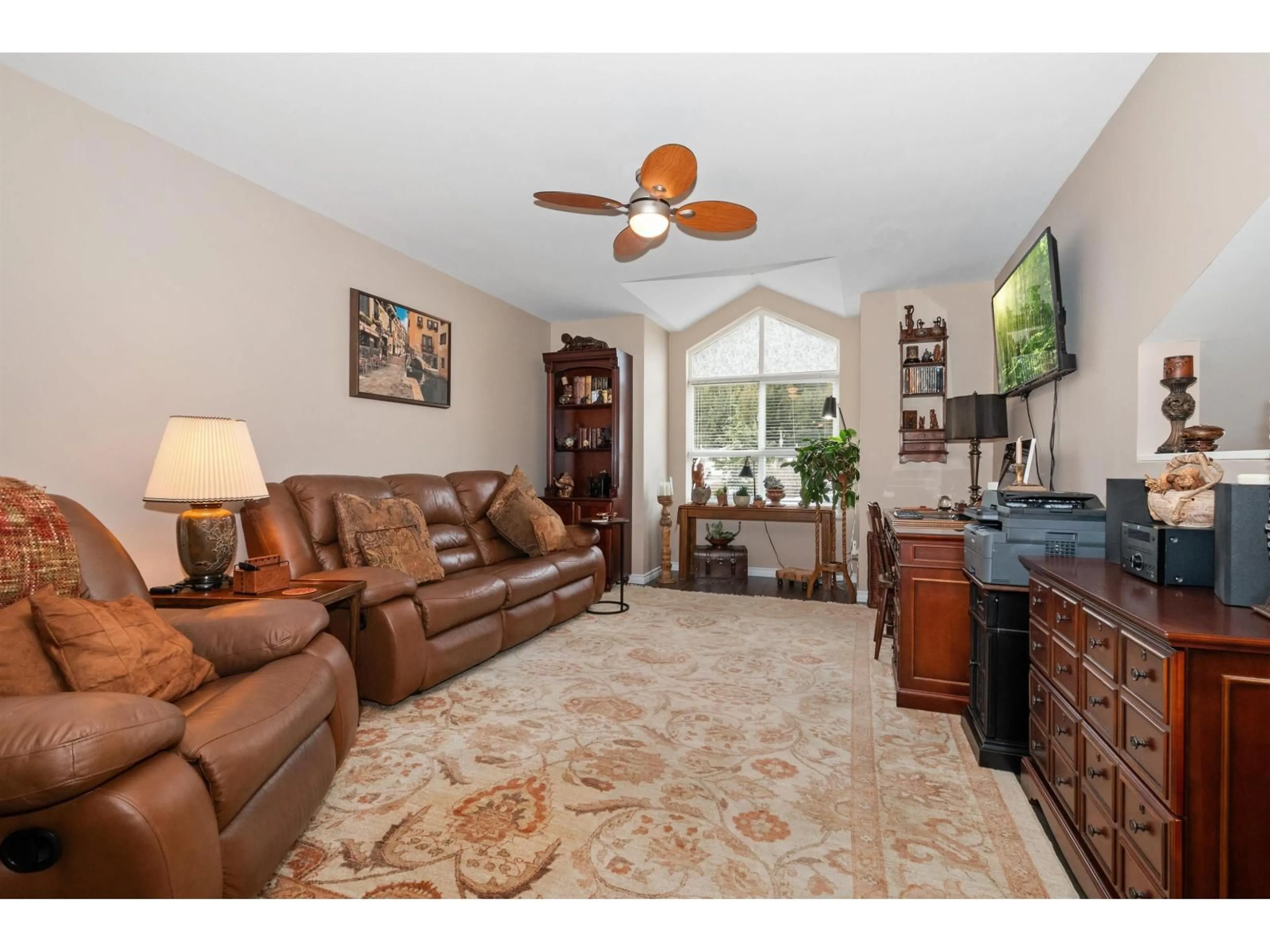 Living room with furniture, unknown for 39 - 730 MCCOMBS DRIVE, Harrison Hot Springs British Columbia V0M1K0