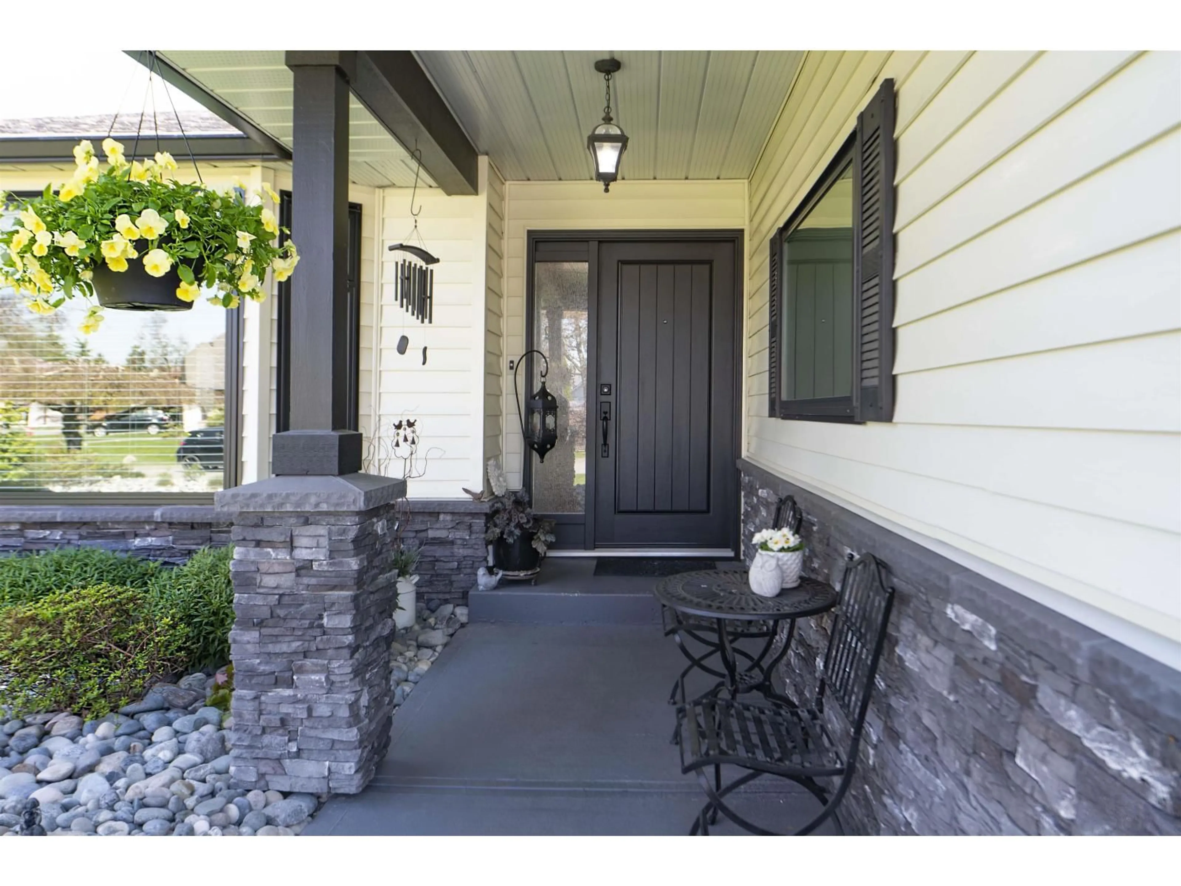 Indoor entryway for 15496 93RD AVENUE, Surrey British Columbia V3R9B6