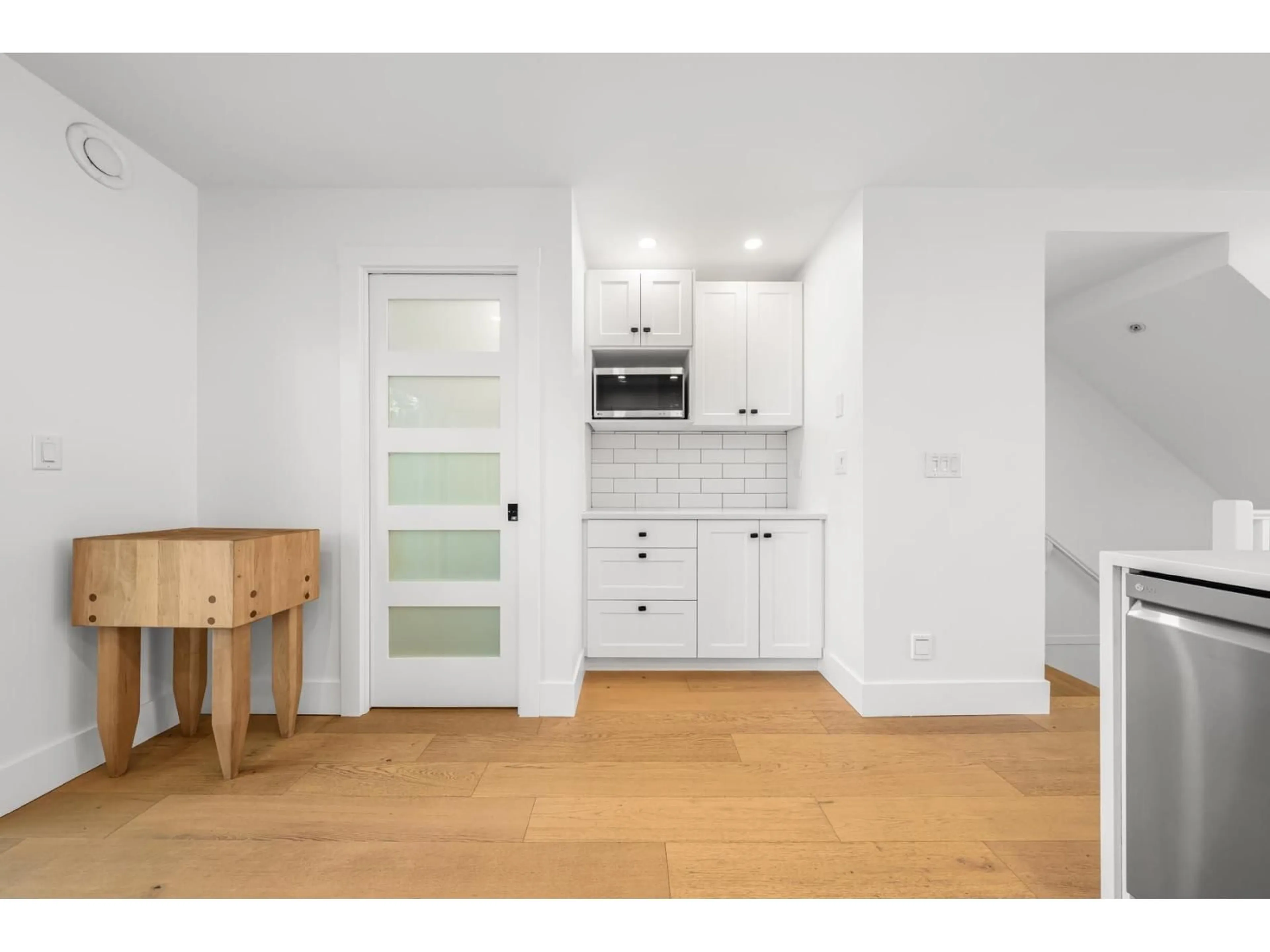 Open concept kitchen, wood/laminate floor for 3 - 6415 197 STREET, Langley British Columbia V2Y1G8