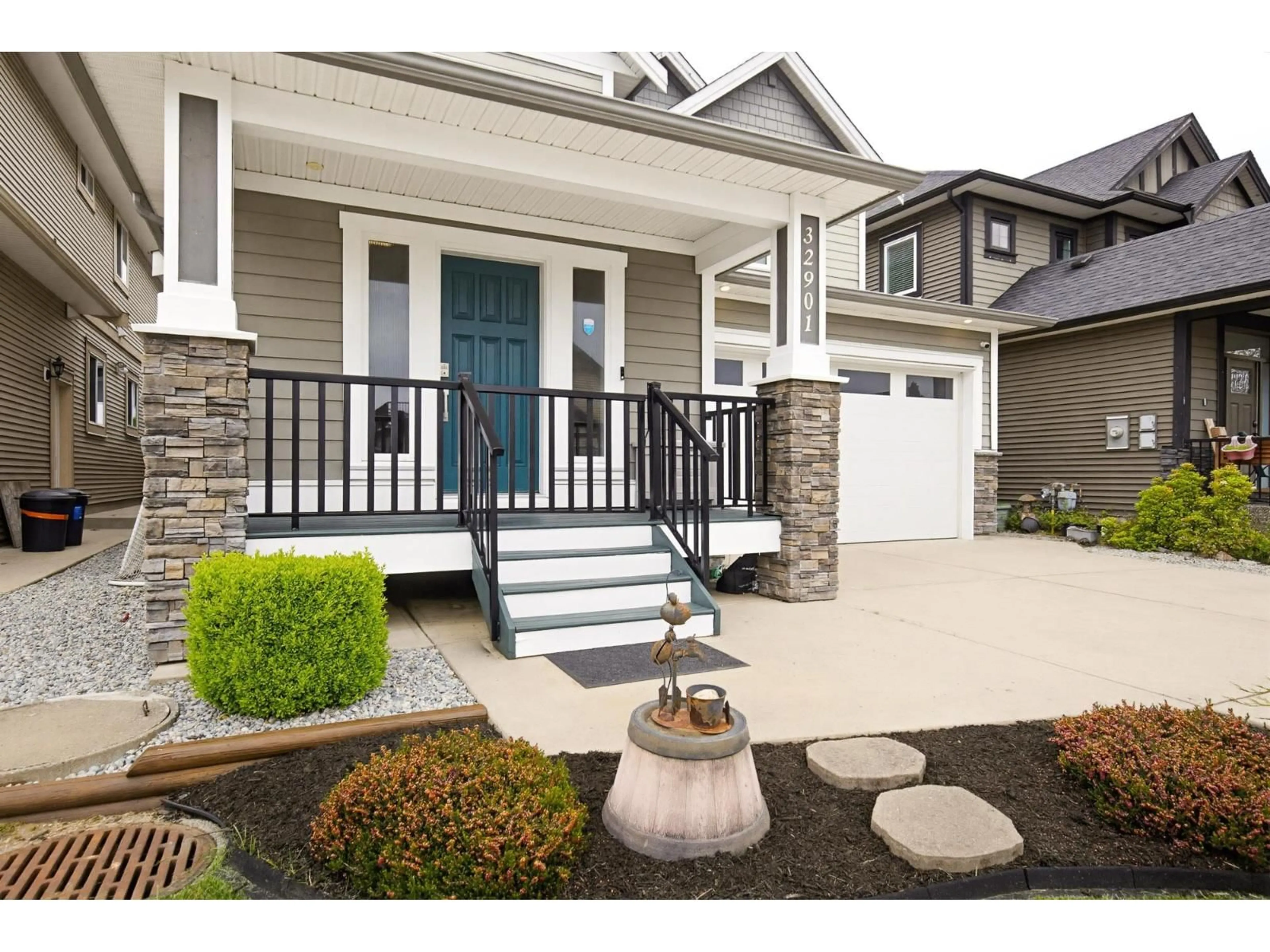 Home with vinyl exterior material, street for 32901 SYLVIA AVENUE, Mission British Columbia V2V0C9