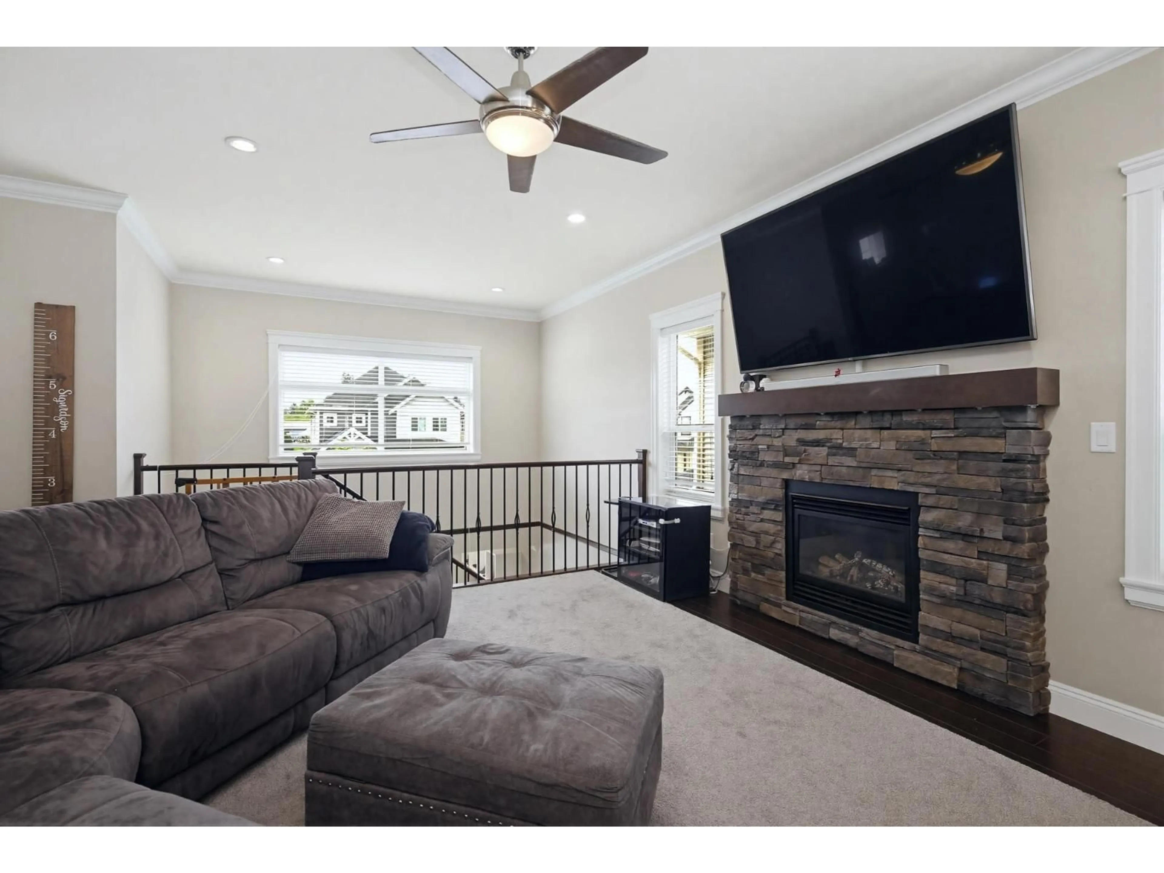 Living room with furniture, unknown for 32901 SYLVIA AVENUE, Mission British Columbia V2V0C9