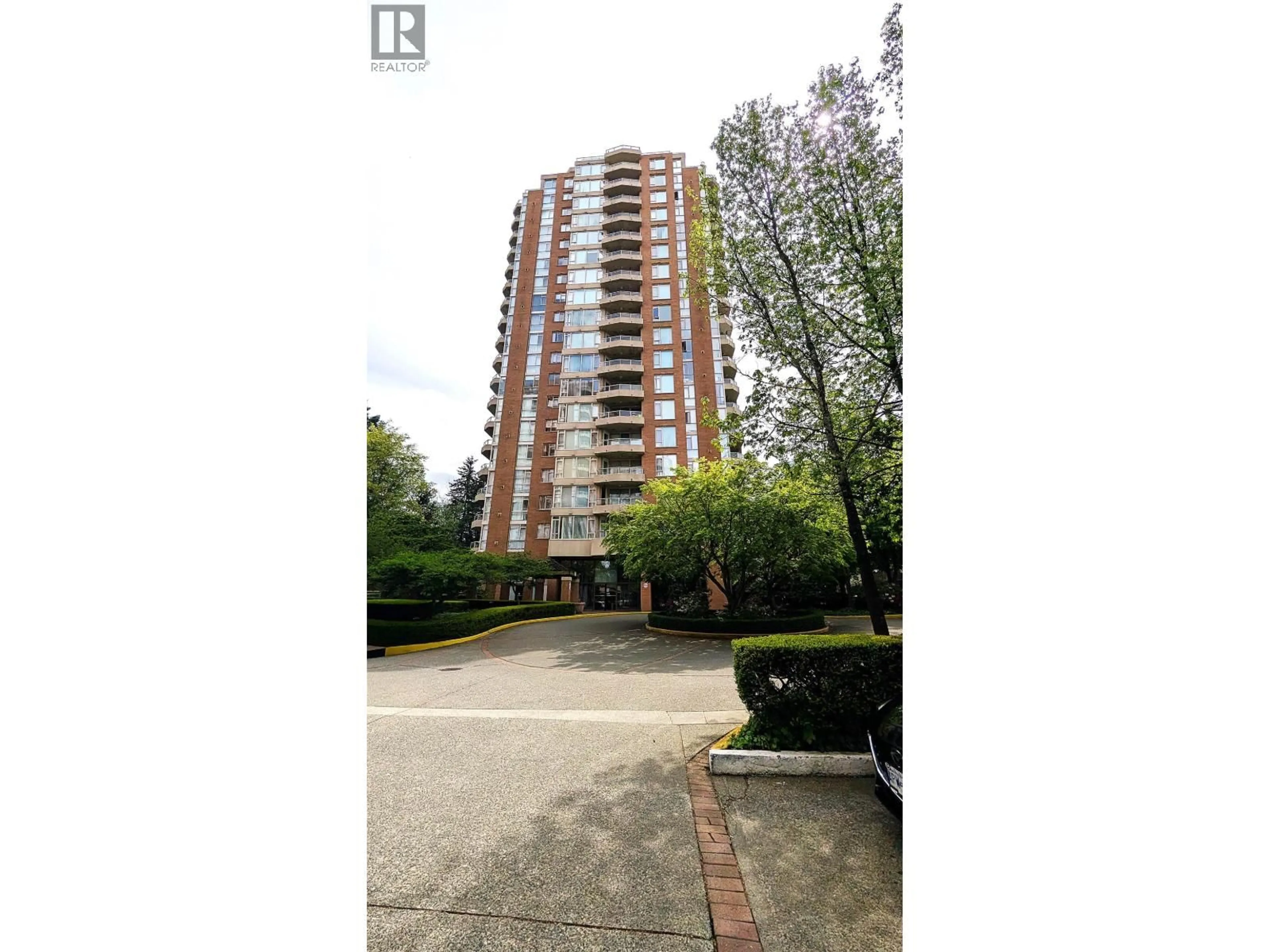 Indoor foyer for 201 - 4689 HAZEL STREET, Burnaby British Columbia V5H4R6