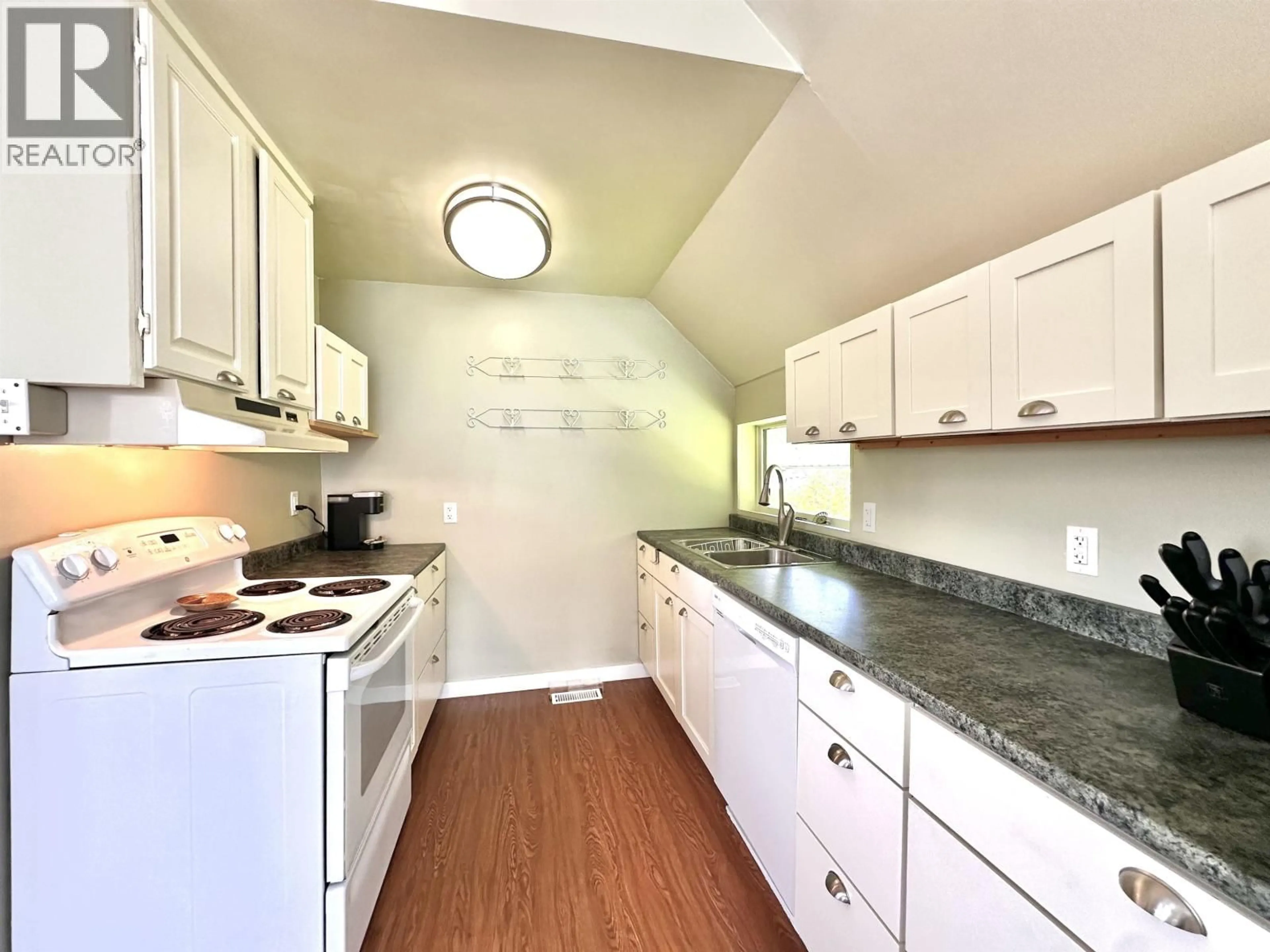 Standard kitchen, ceramic/tile floor for 2605 1ST AVENUE, Terrace British Columbia V8G0G2