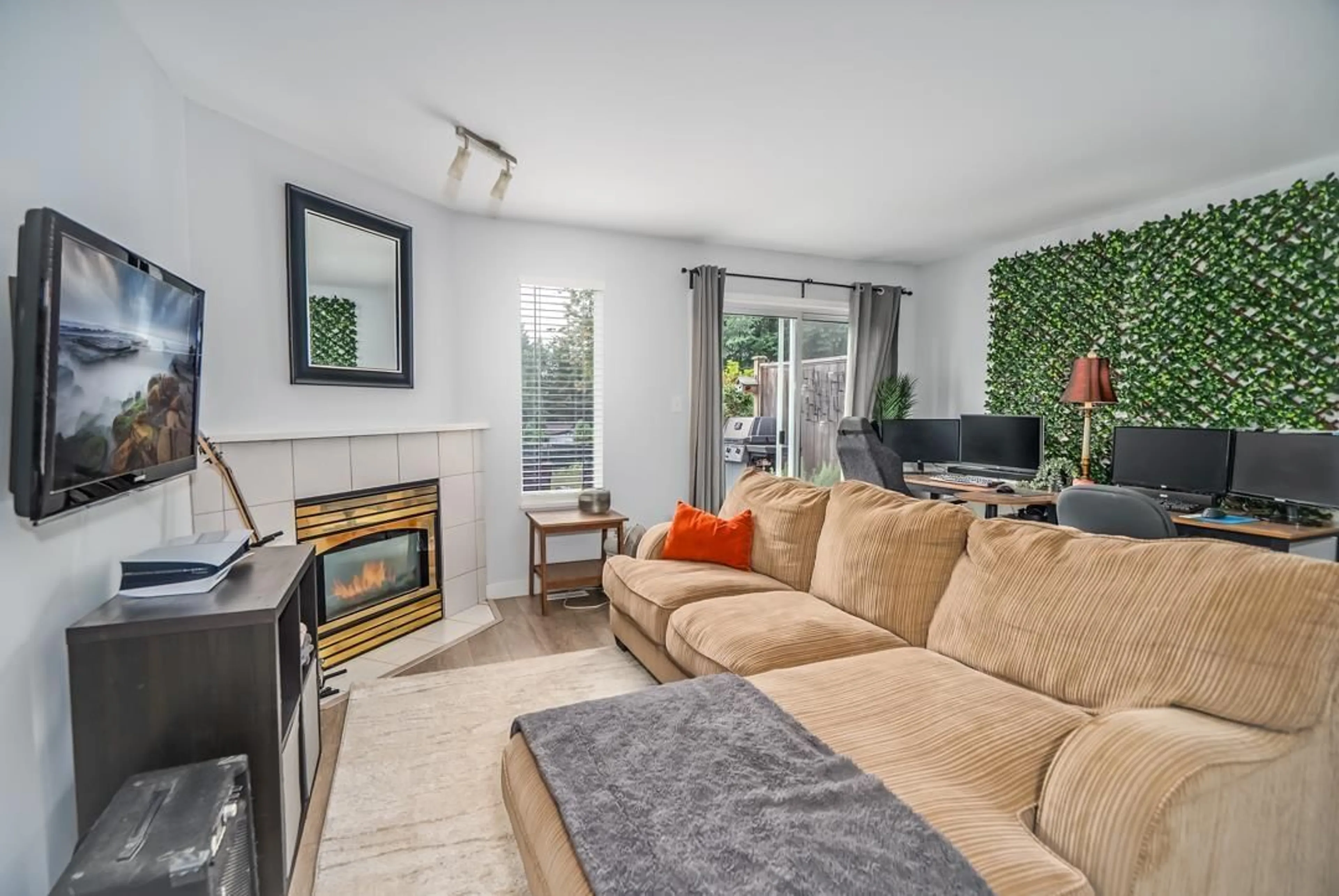 Living room with furniture, unknown for 53 - 32361 MCRAE AVENUE, Mission British Columbia V2V4X7