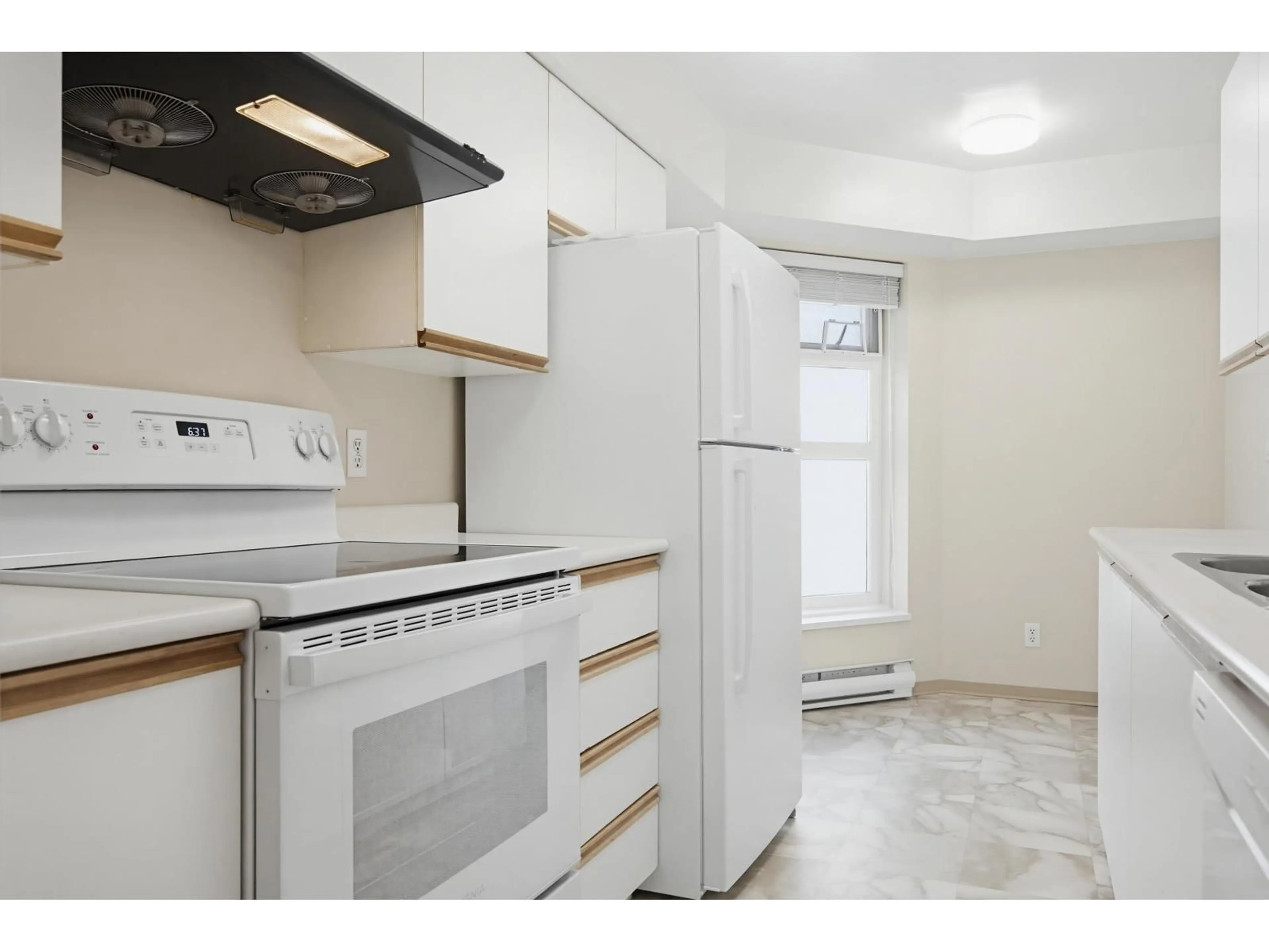 Standard kitchen, unknown for D301 - 9838 WHALLEY BOULEVARD, Surrey British Columbia V3T5S8