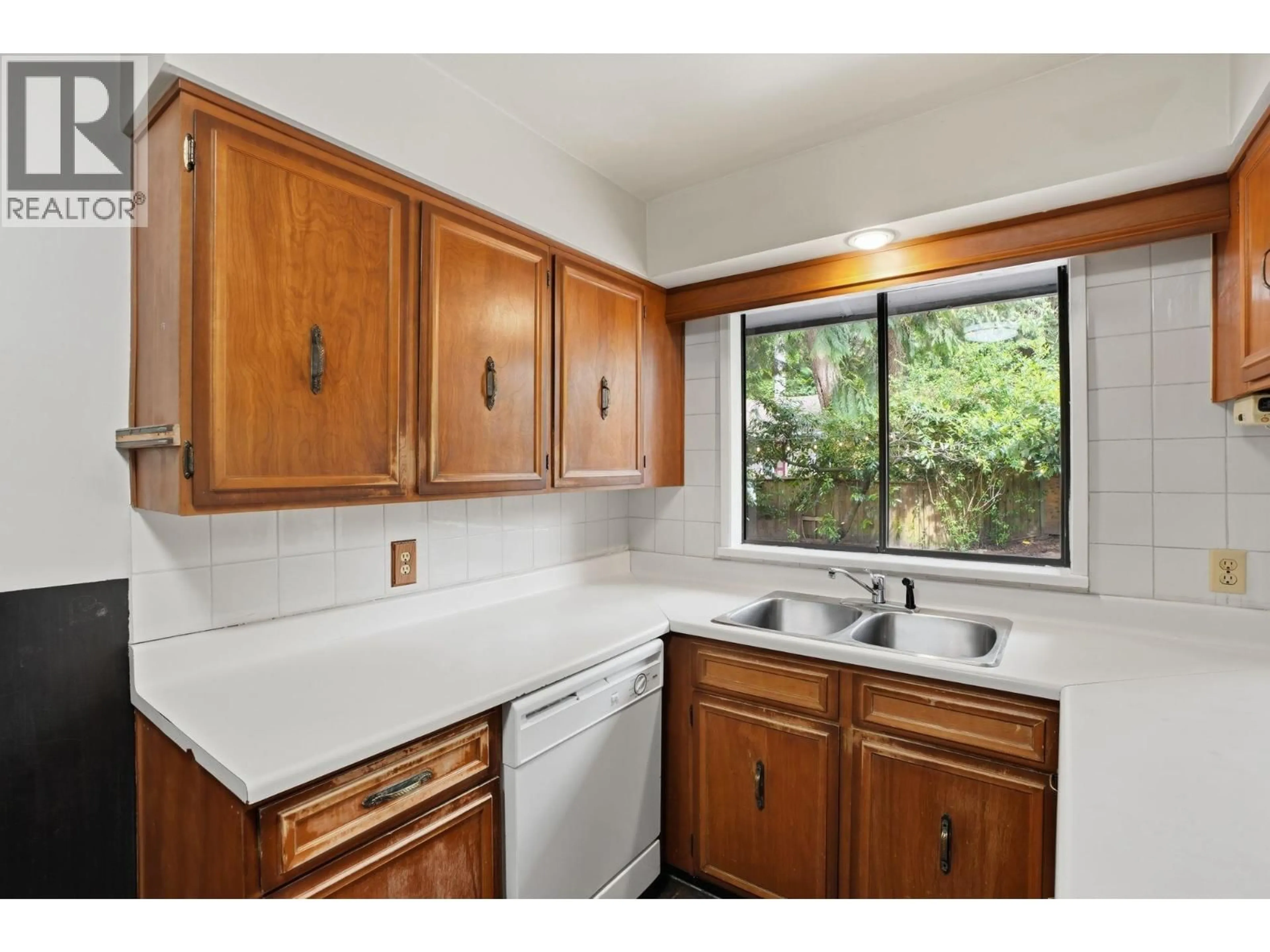 Standard kitchen, unknown for 909 SEYMOUR BOULEVARD, North Vancouver British Columbia V7J2J7