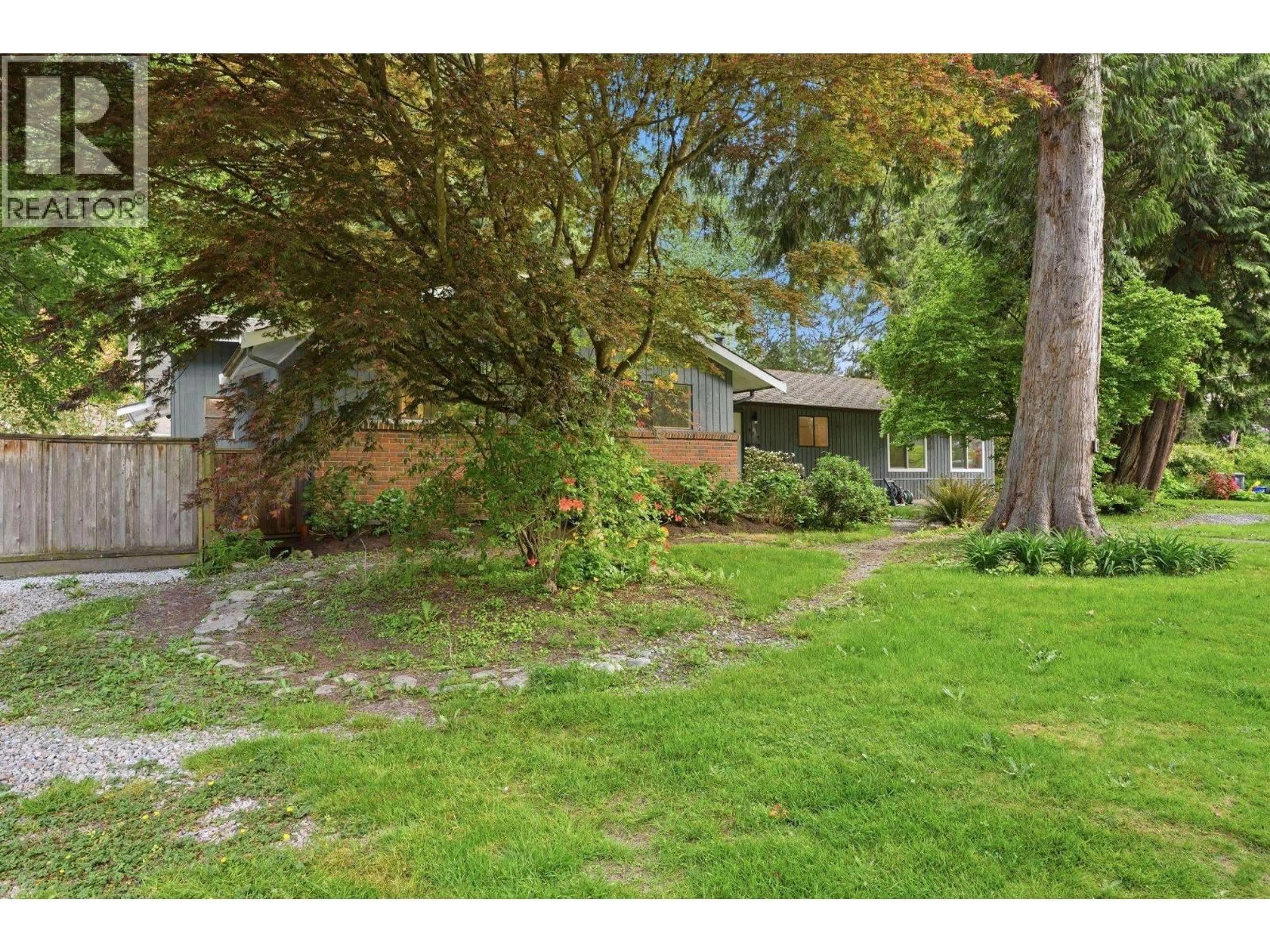 A pic from outside/outdoor area/front of a property/back of a property/a pic from drone, street for 909 SEYMOUR BOULEVARD, North Vancouver British Columbia V7J2J7