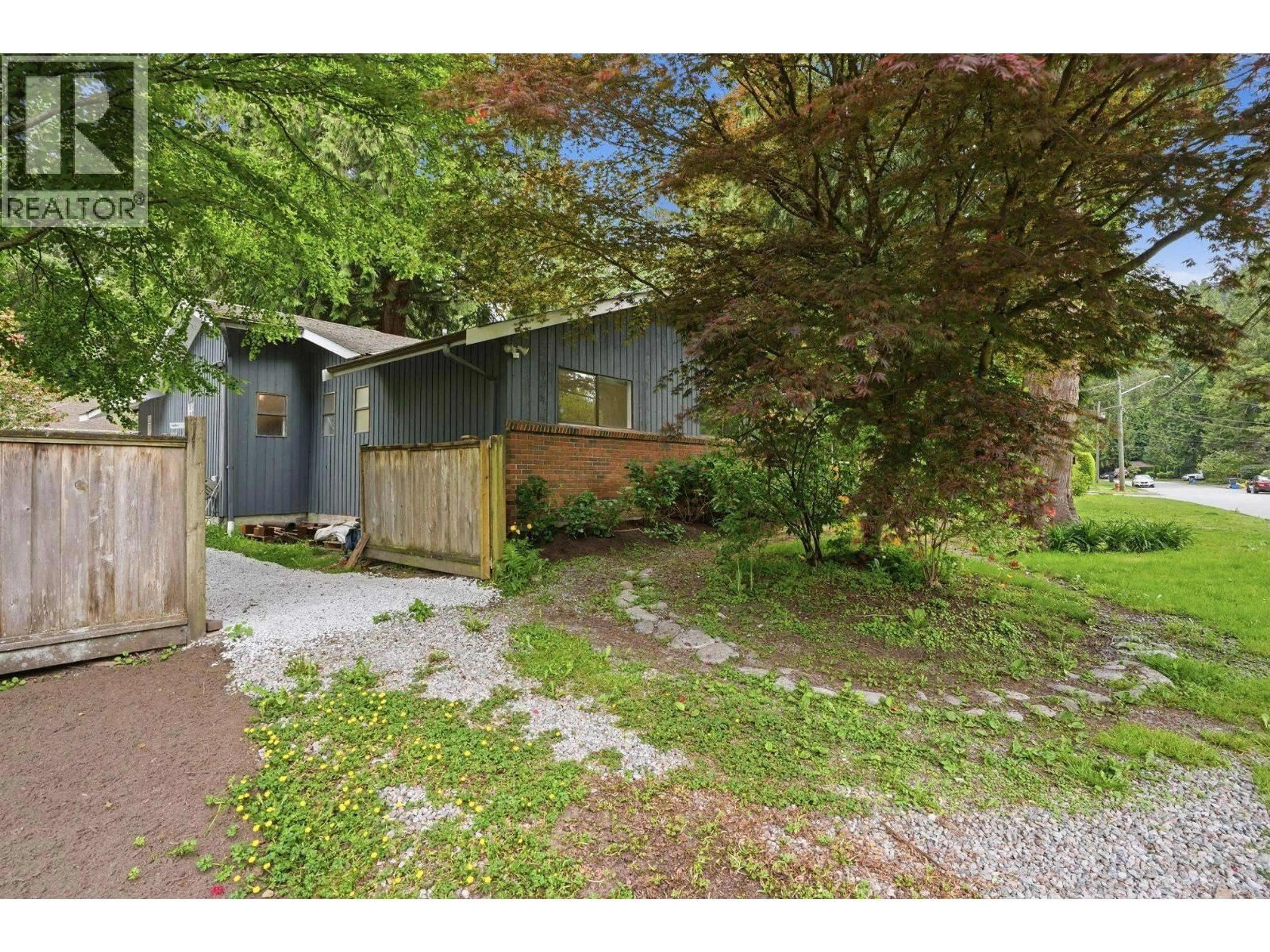 A pic from outside/outdoor area/front of a property/back of a property/a pic from drone, street for 909 SEYMOUR BOULEVARD, North Vancouver British Columbia V7J2J7