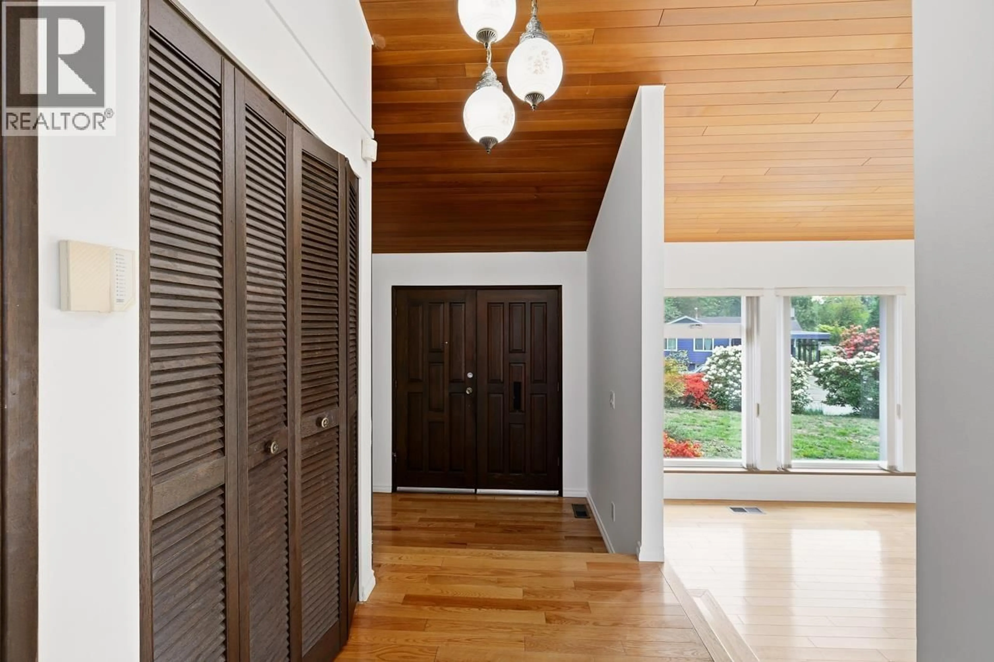 Indoor entryway for 7605 LAWRENCE DRIVE, Burnaby British Columbia V5A3M6
