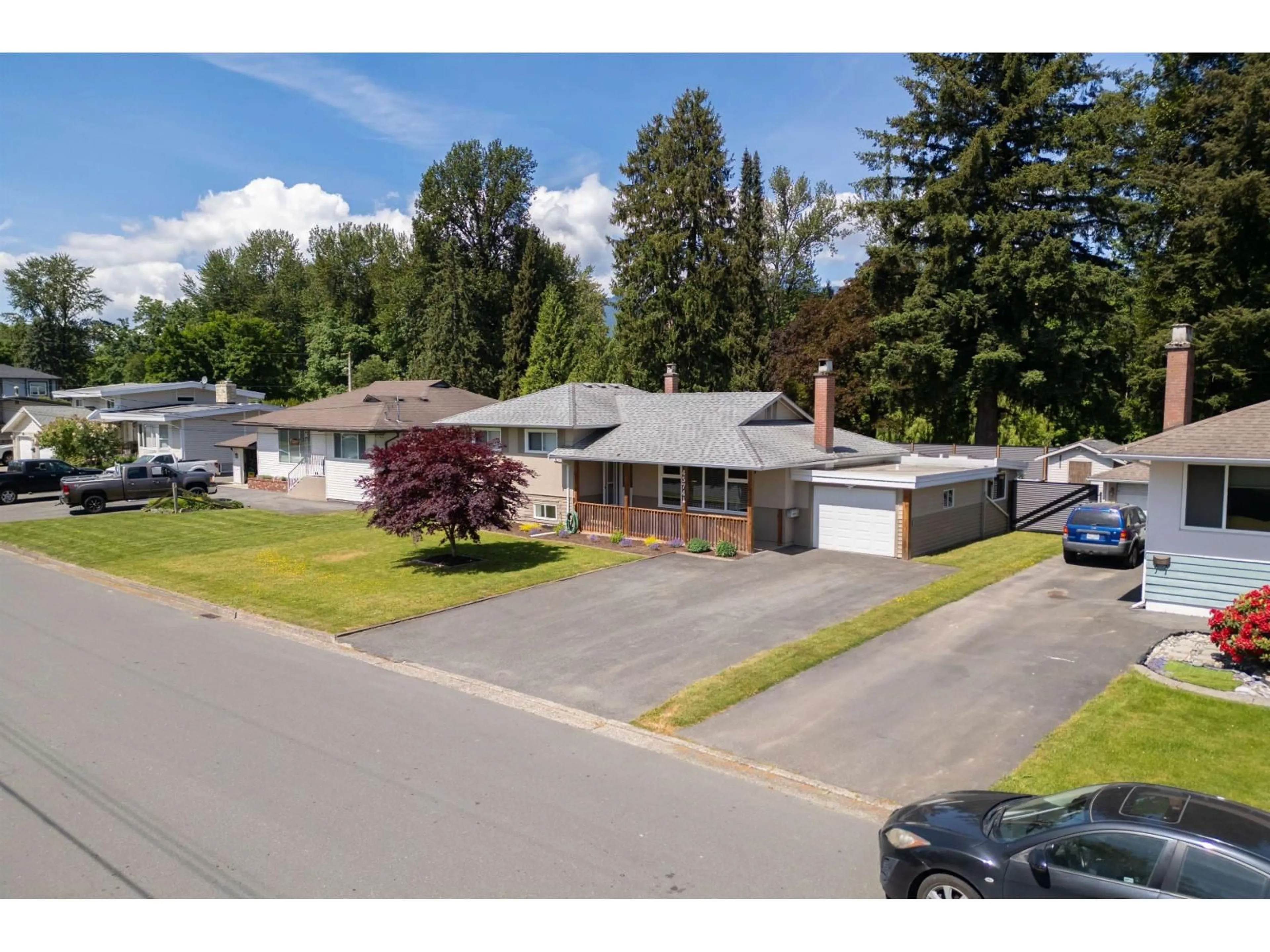 A pic from outside/outdoor area/front of a property/back of a property/a pic from drone, street for 45741 BERKELEY AVENUE, Chilliwack British Columbia V2P3N1