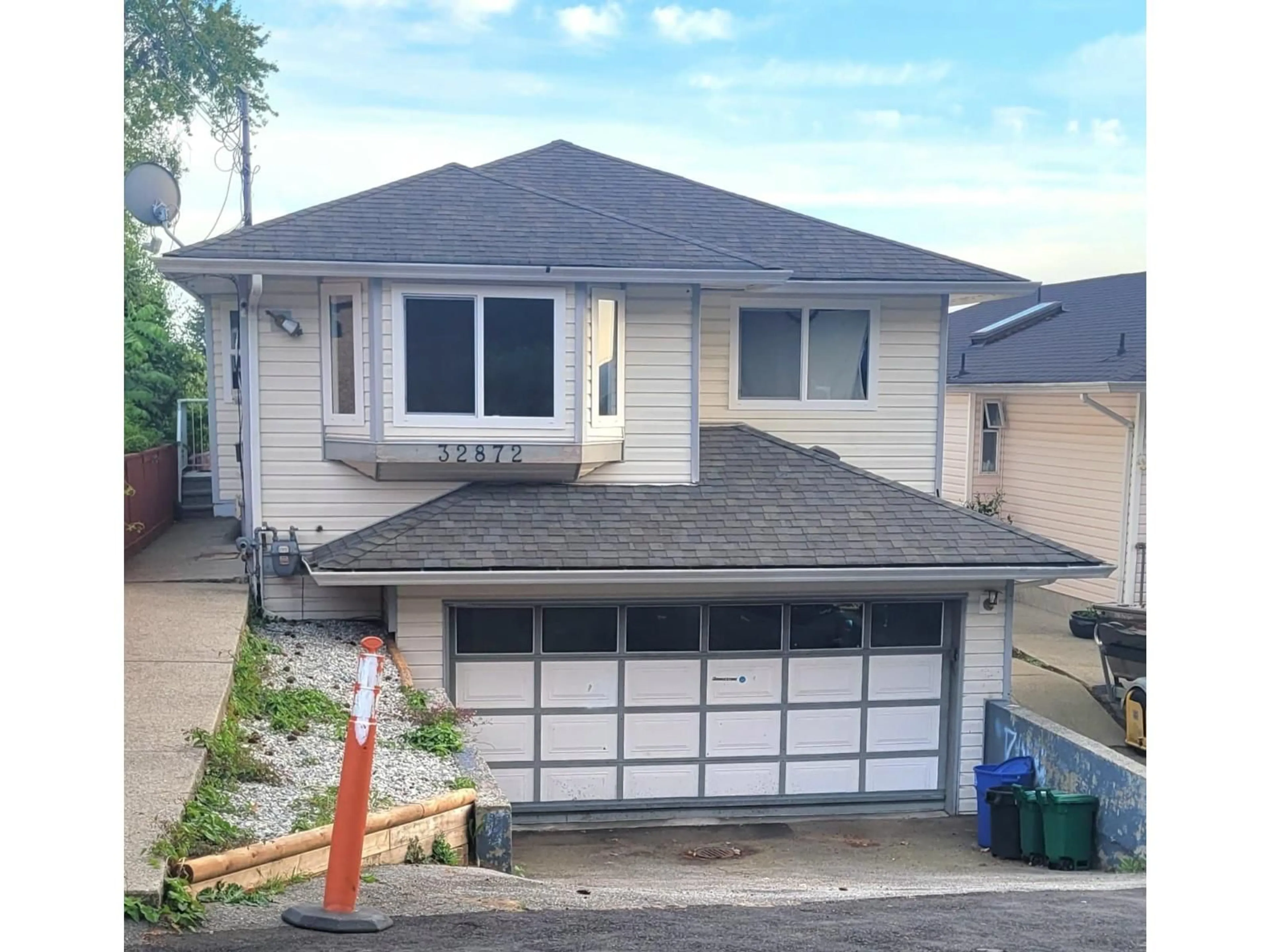 Home with vinyl exterior material, street for 32872 1 AVENUE, Mission British Columbia V2V1E7