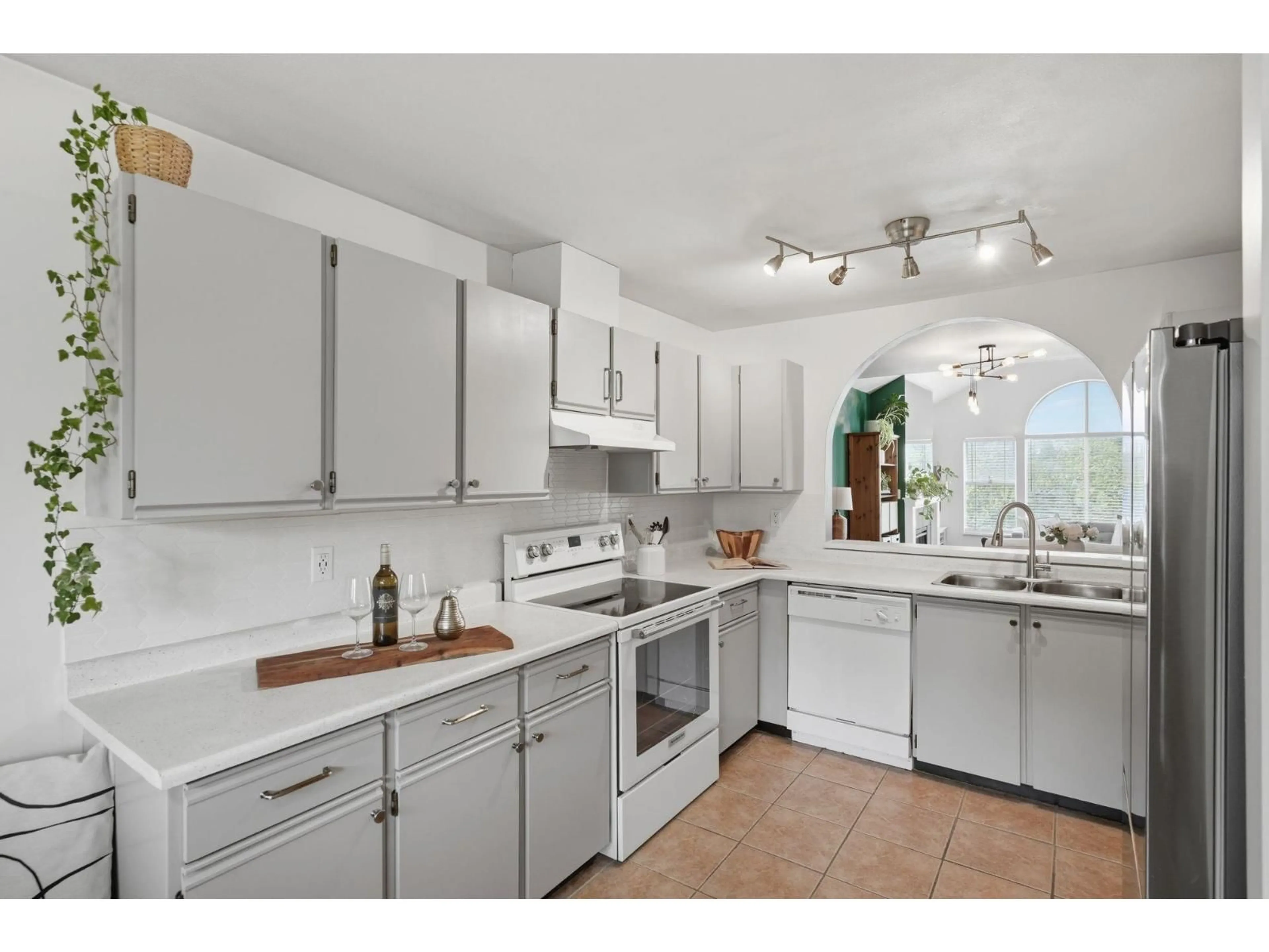 Standard kitchen, ceramic/tile floor for 22 - 10070 137A STREET, Surrey British Columbia V3T5M6
