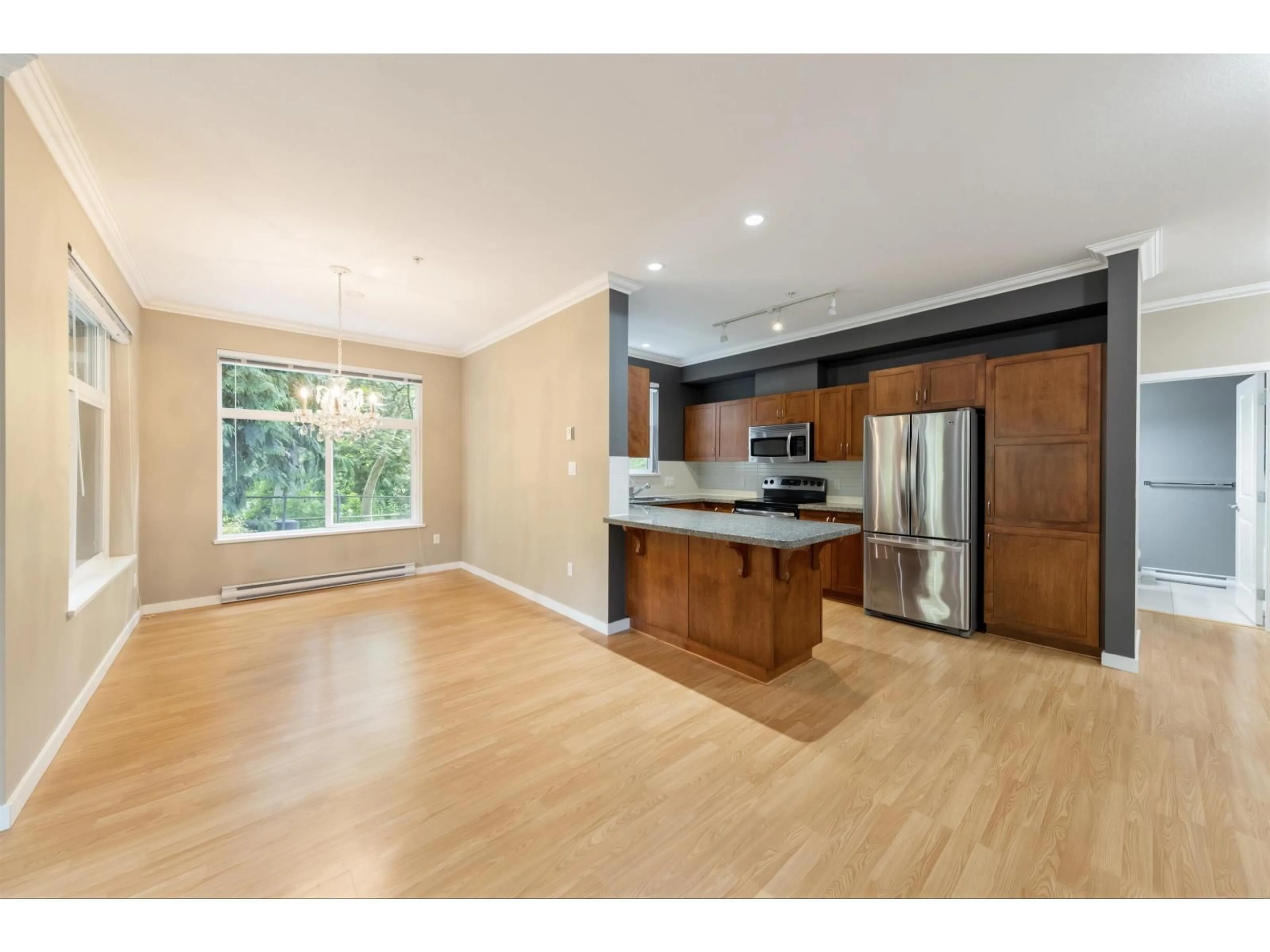 Open concept kitchen, wood/laminate floor for 107 - 33338 BOURQUIN CRESCENT EAST, Abbotsford British Columbia V2S1Y1
