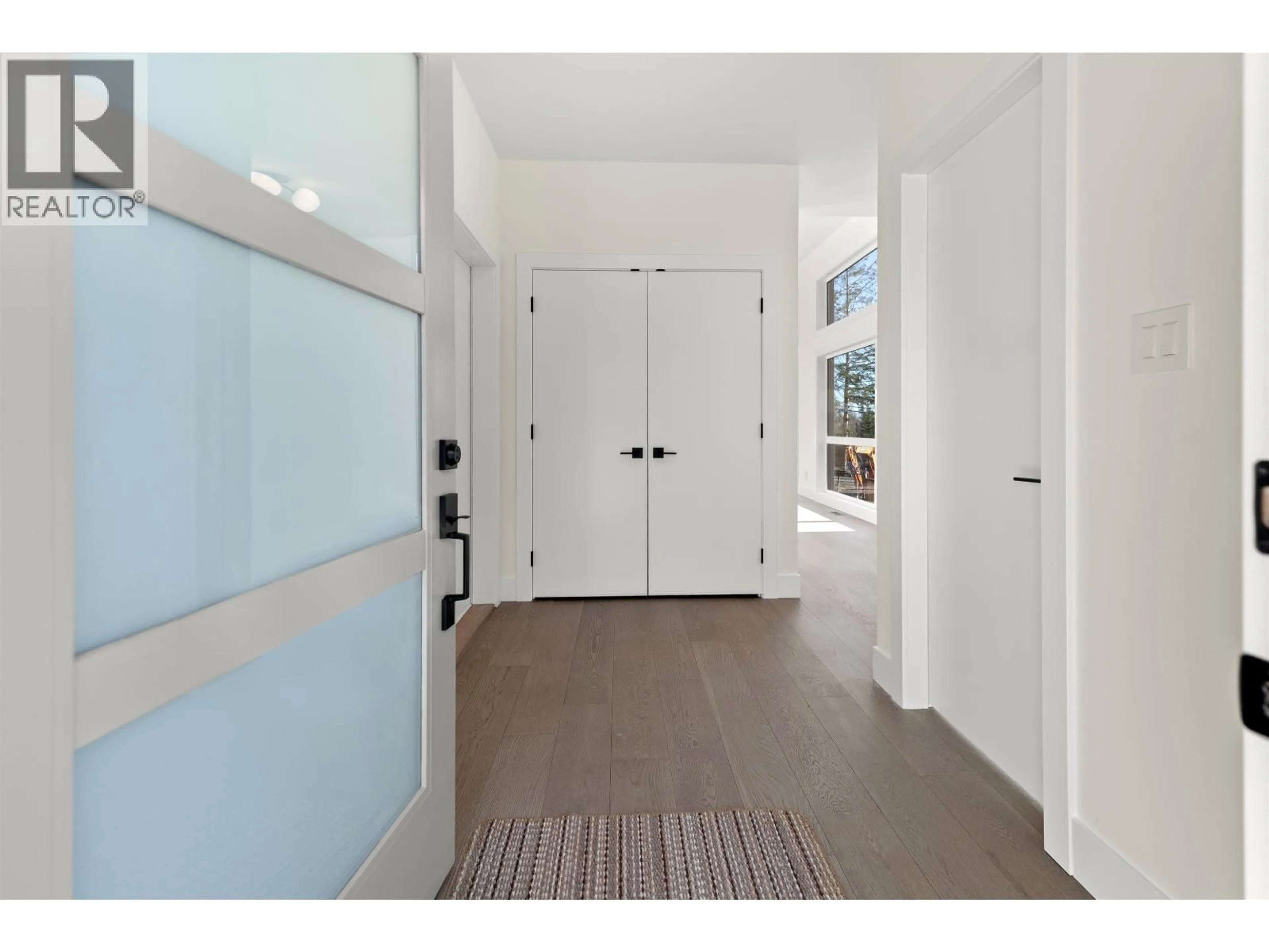 Indoor entryway for 5410 STELLAR WAY, Sechelt British Columbia V7Z0M3