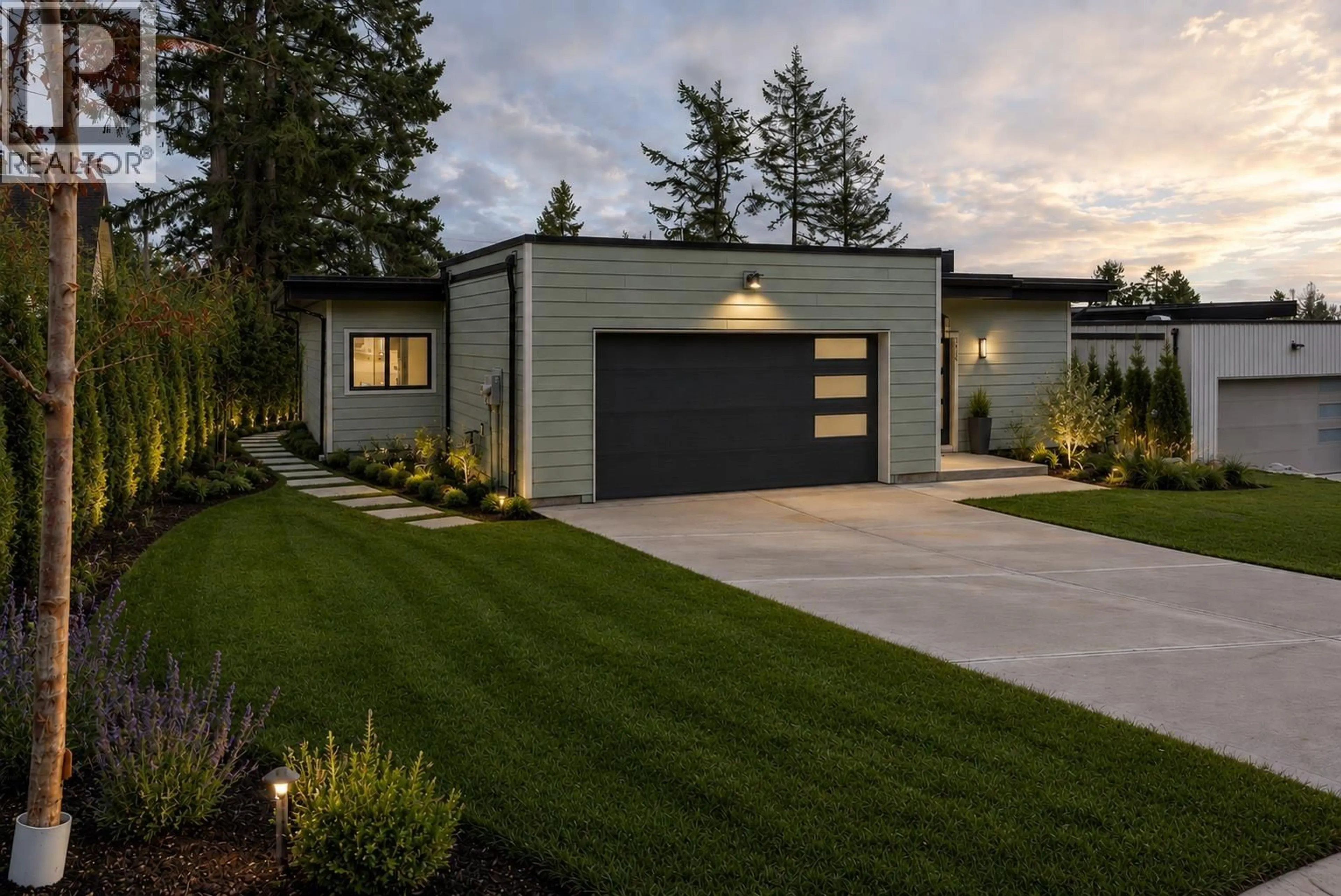 Indoor garage for 5416 STELLAR WAY, Sechelt British Columbia V7Z0M1