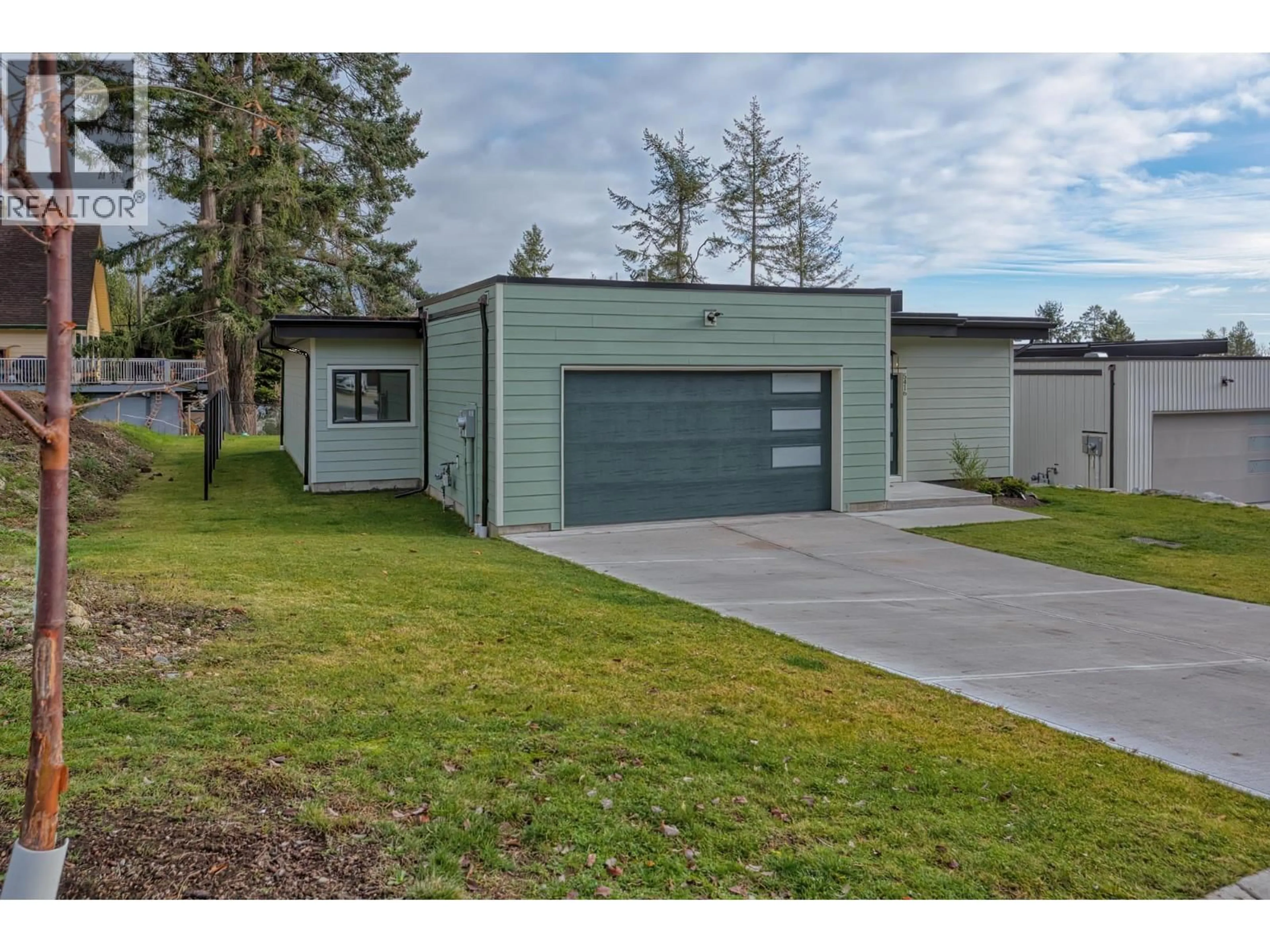 Indoor garage for 5416 STELLAR WAY, Sechelt British Columbia V7Z0M1