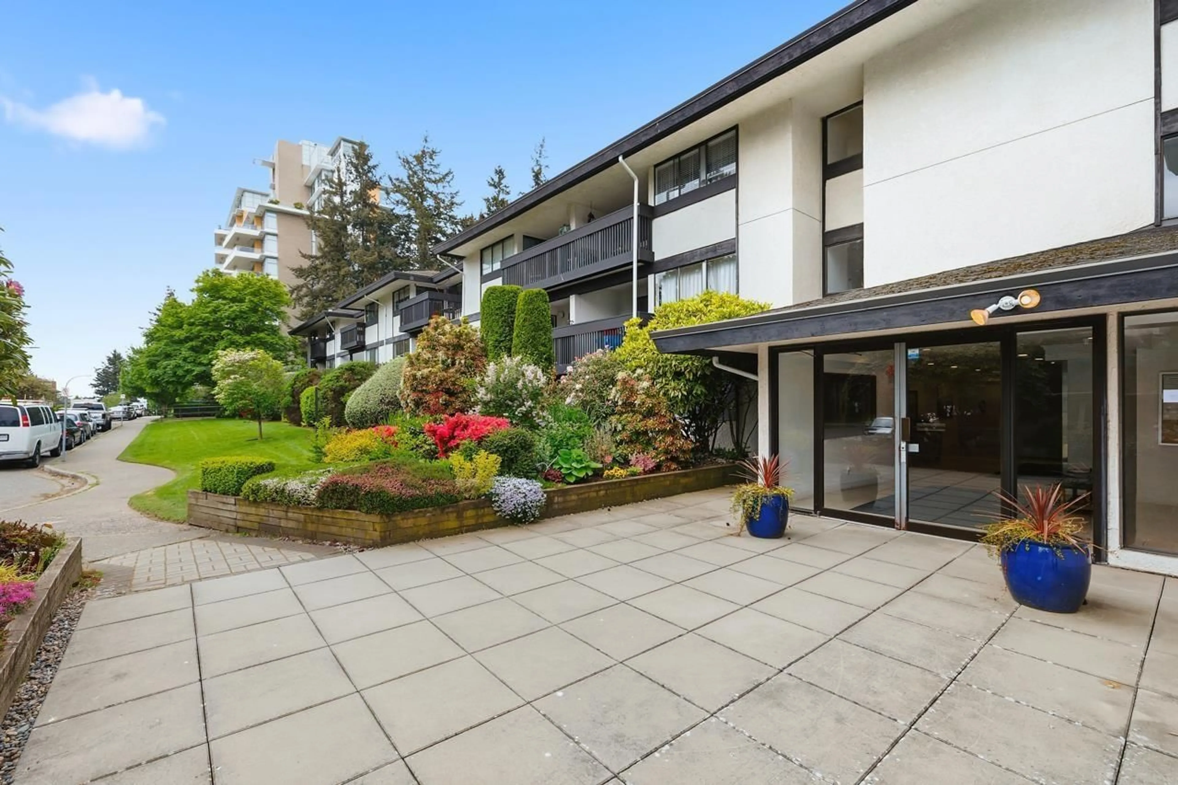 Patio, building for 306 - 1561 VIDAL STREET, White Rock British Columbia V4B5A7
