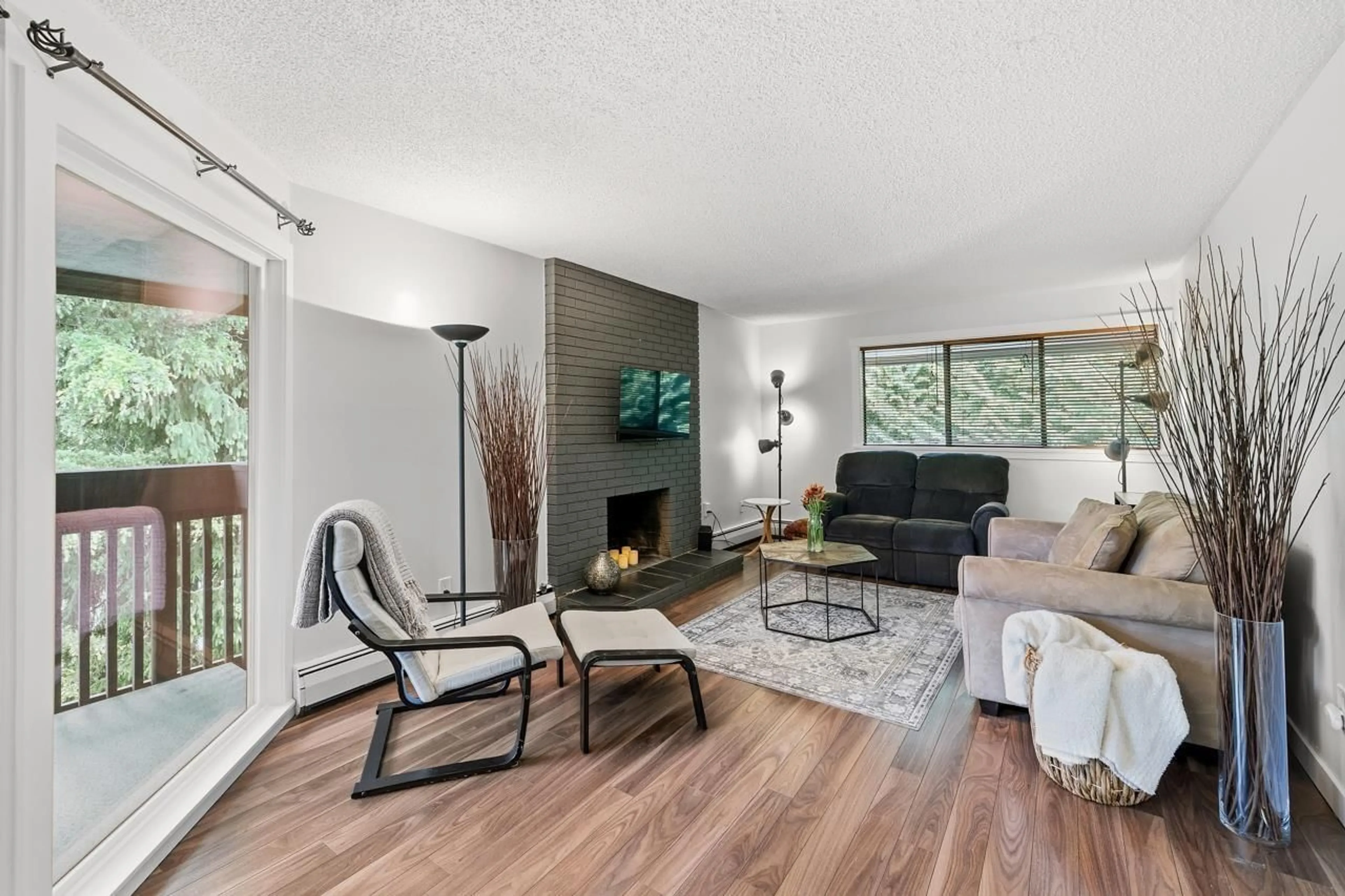 Living room with furniture, wood/laminate floor for 306 - 1561 VIDAL STREET, White Rock British Columbia V4B5A7