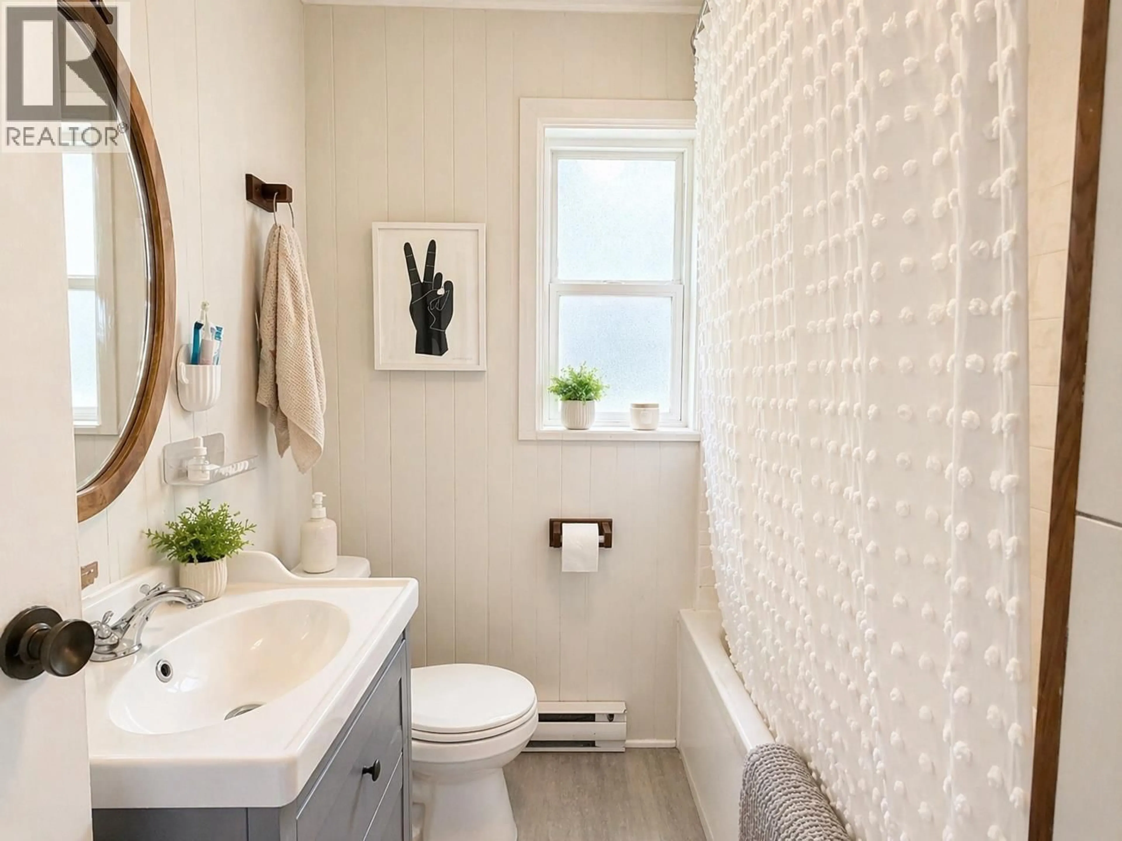 Contemporary bathroom, ceramic/tile floor for 39721 CLARK ROAD, Squamish British Columbia V0N1T0