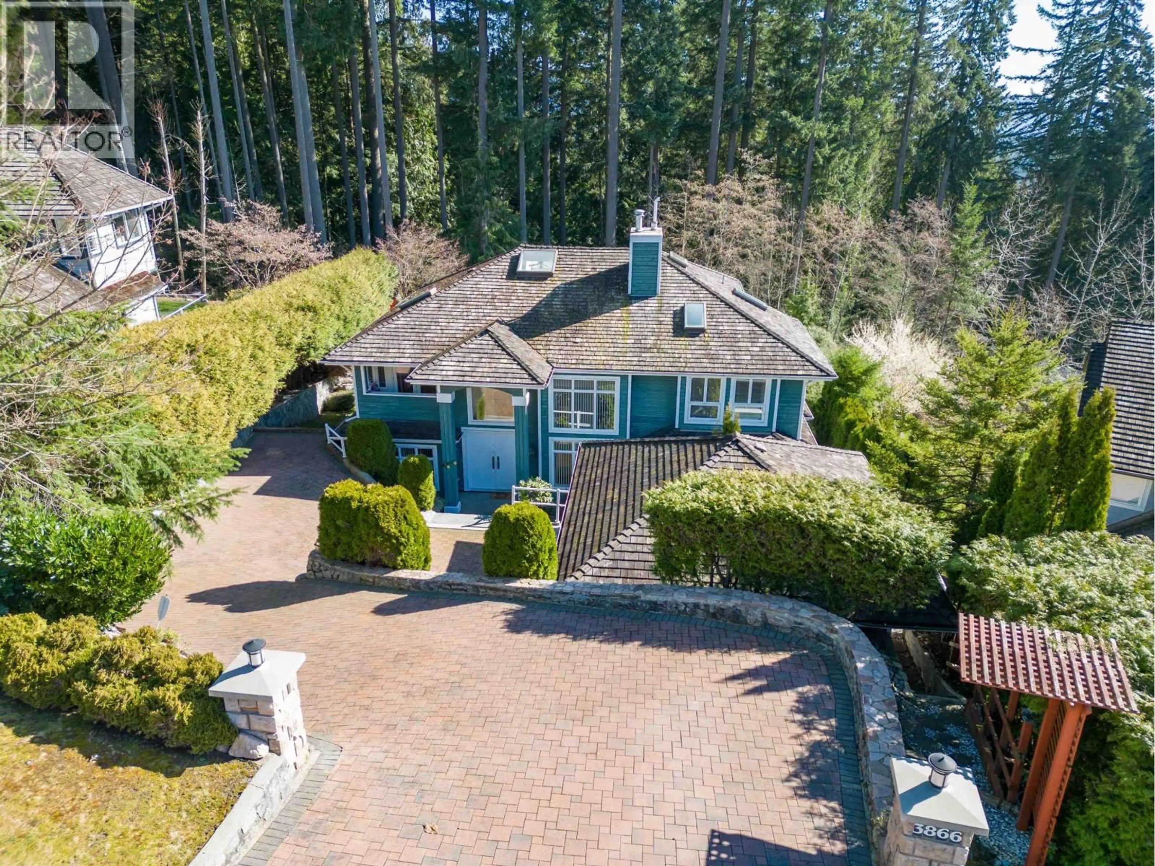 A pic from outside/outdoor area/front of a property/back of a property/a pic from drone, unknown for 3866 MICHENER WAY, North Vancouver British Columbia V7K3C7