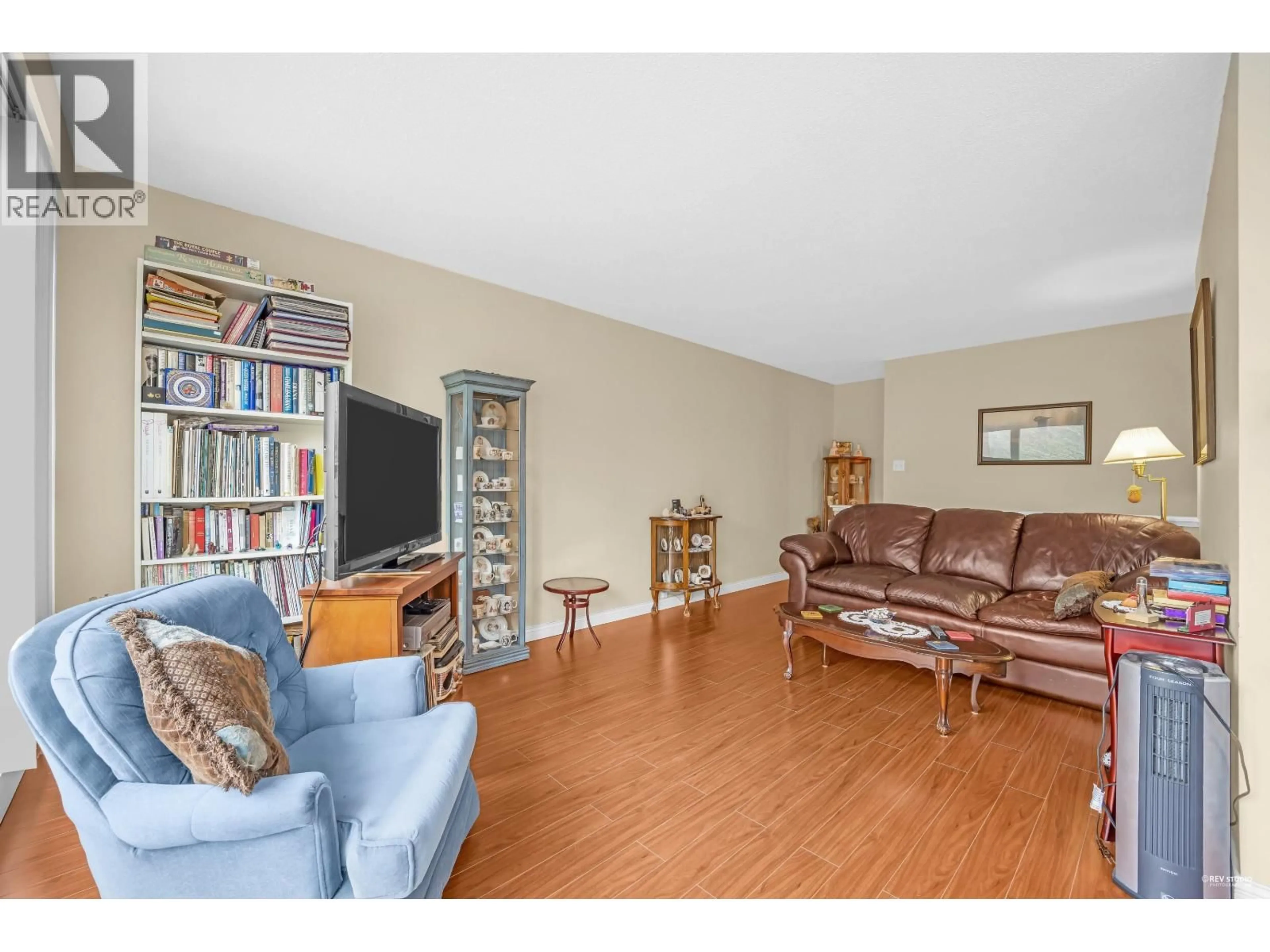 Living room with furniture, wood/laminate floor for 100 - 10200 4TH AVENUE, Richmond British Columbia V7E1V3