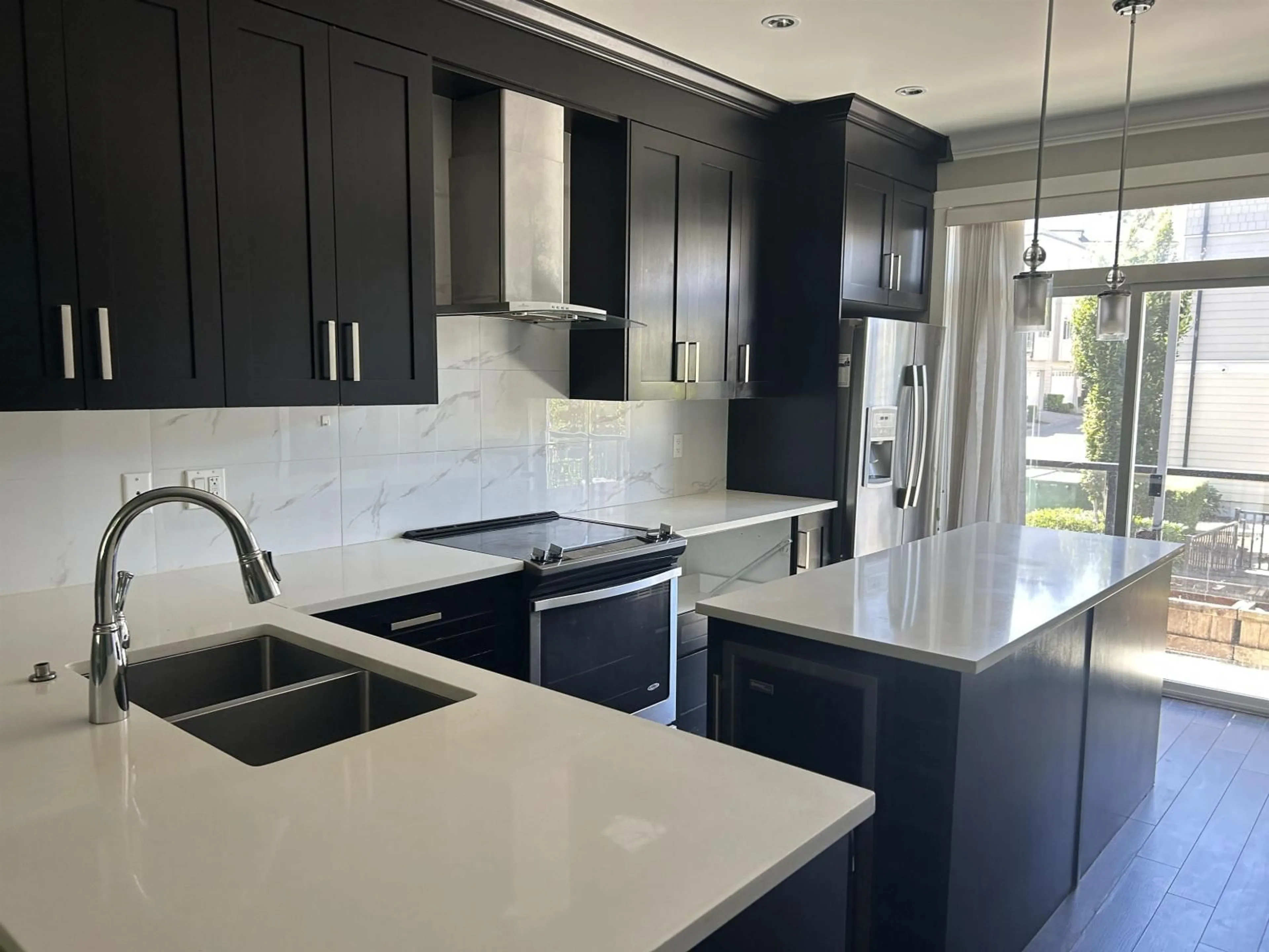 Contemporary kitchen, ceramic/tile floor for 50 - 13670 62 AVENUE, Surrey British Columbia V3X0H8
