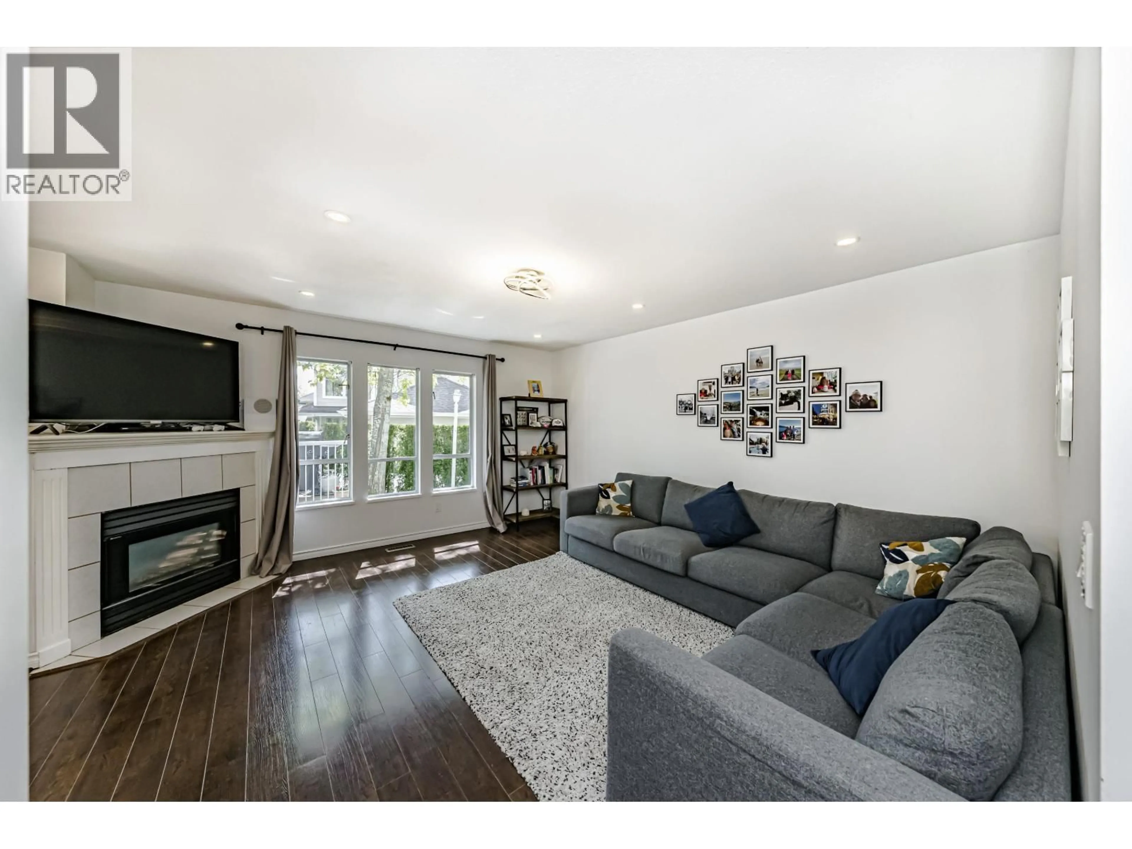 Living room with furniture, wood/laminate floor for 20 - 2590 PANORAMA DRIVE, Coquitlam British Columbia V3E2W9