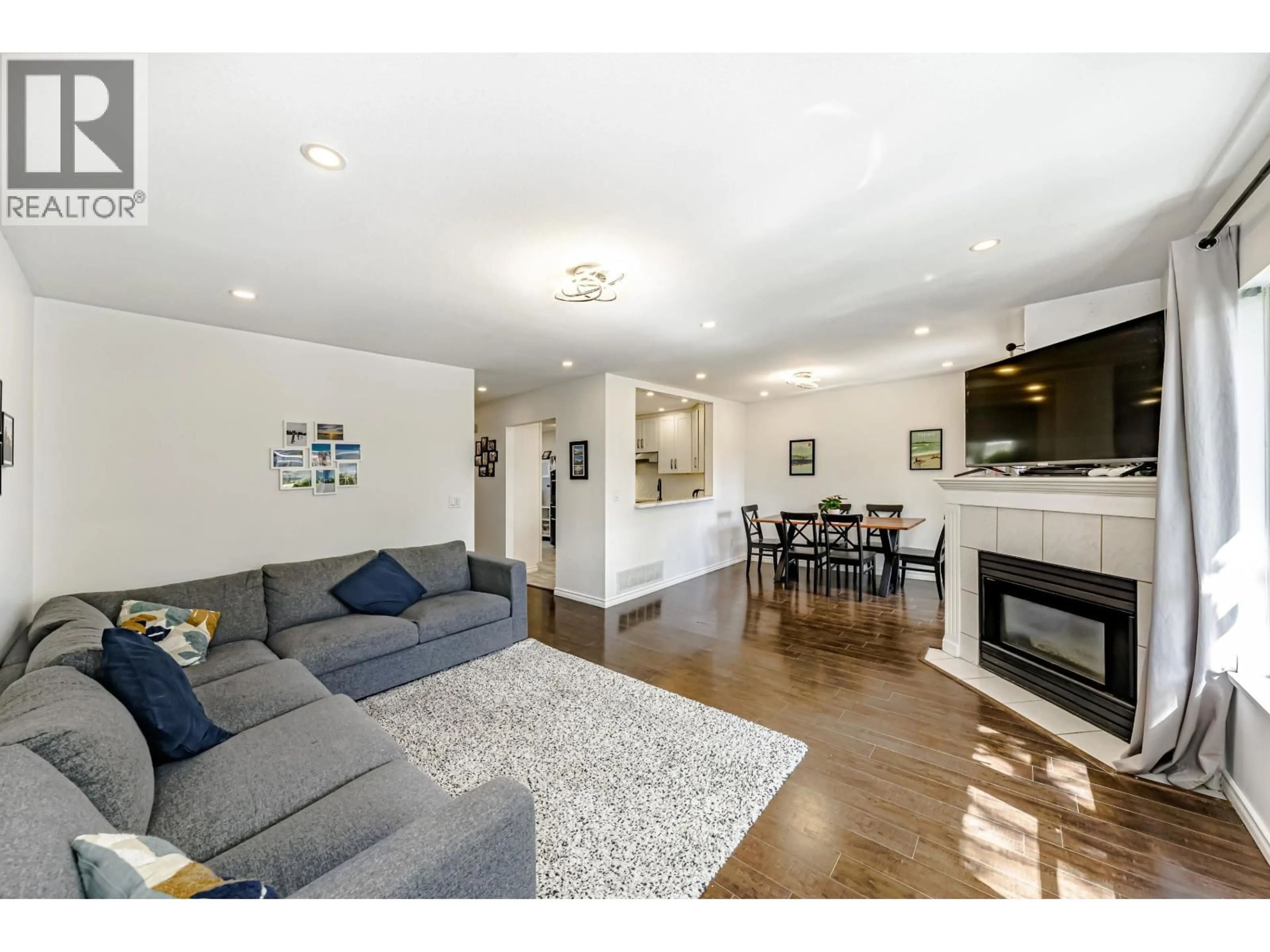 Living room with furniture, wood/laminate floor for 20 - 2590 PANORAMA DRIVE, Coquitlam British Columbia V3E2W9
