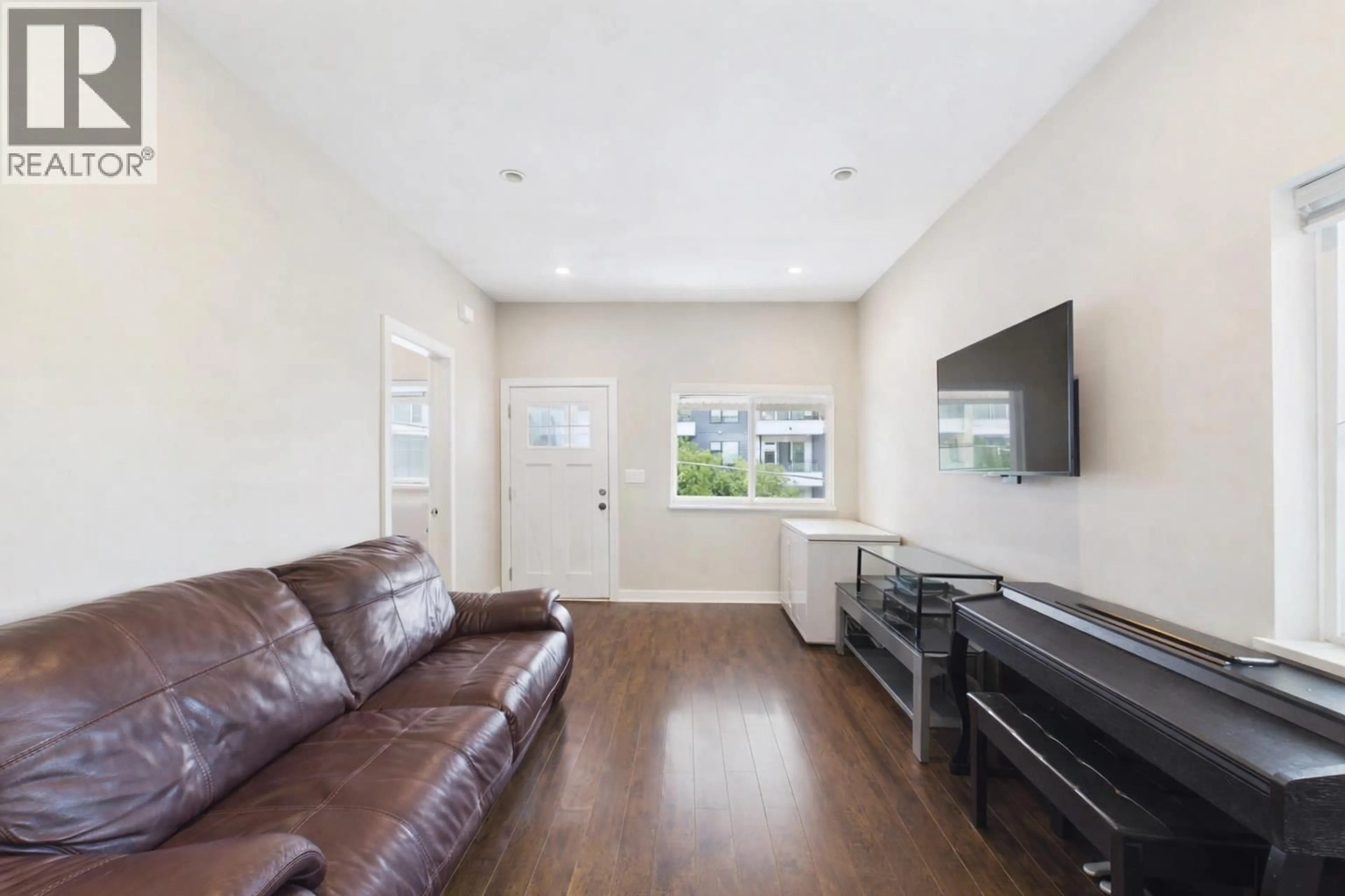 Living room with furniture, unknown for 1011 AUCKLAND STREET, New Westminster British Columbia V3M1K9