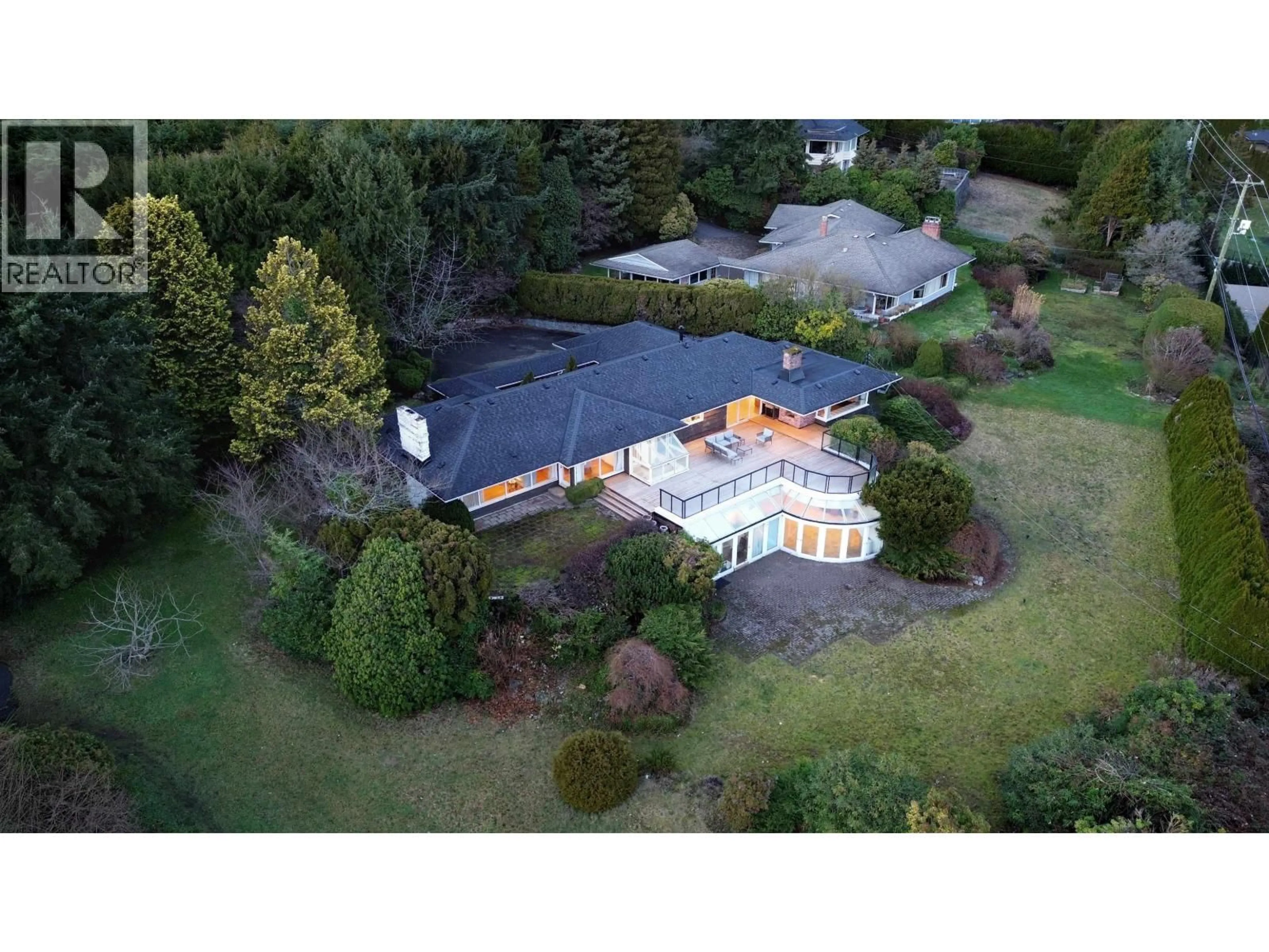 A pic from outside/outdoor area/front of a property/back of a property/a pic from drone, unknown for 875 EYREMOUNT DRIVE, West Vancouver British Columbia V7S2B2
