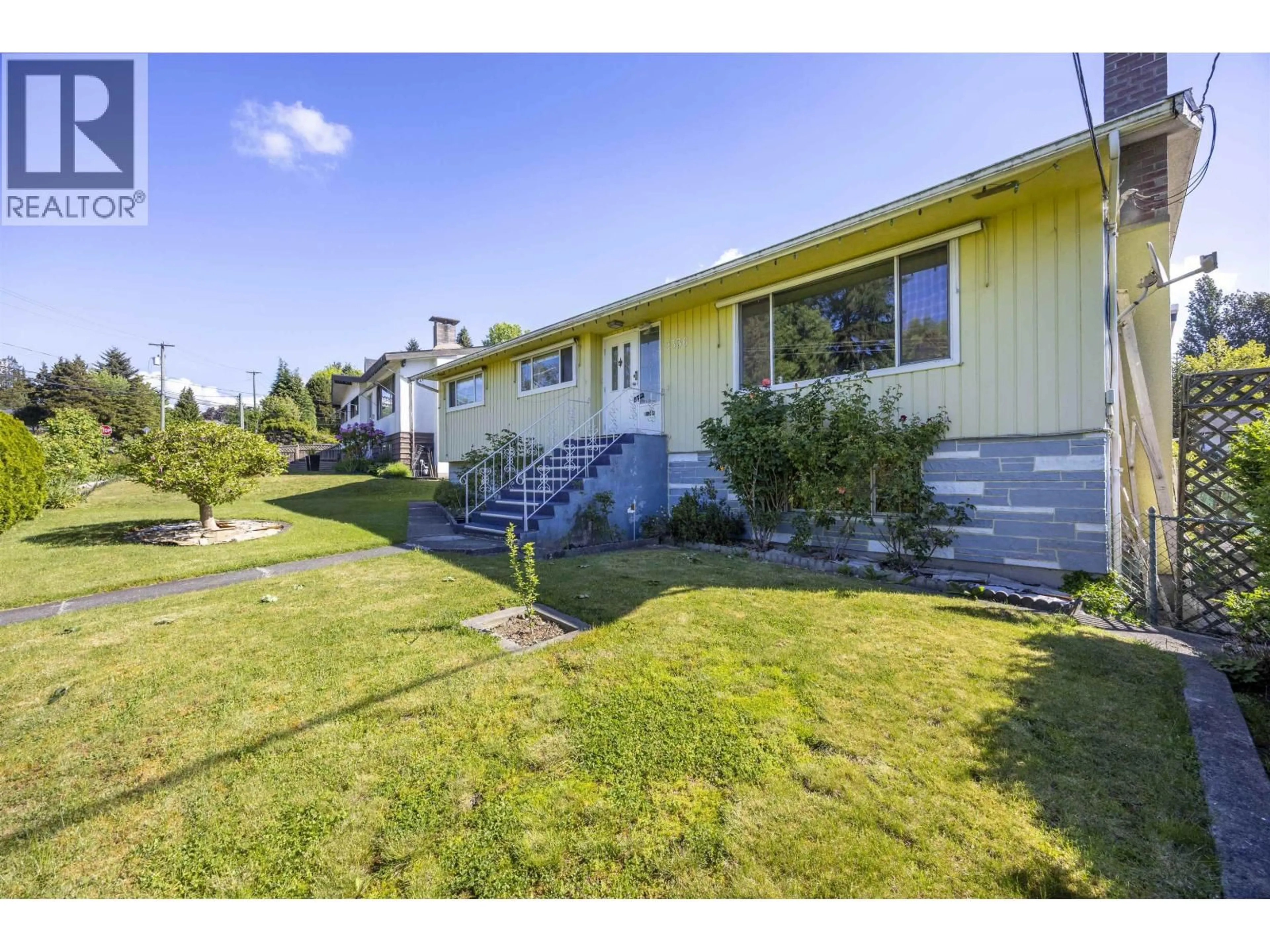 A pic from outside/outdoor area/front of a property/back of a property/a pic from drone, unknown for 2336 KENSINGTON AVENUE, Burnaby British Columbia V5B4E2
