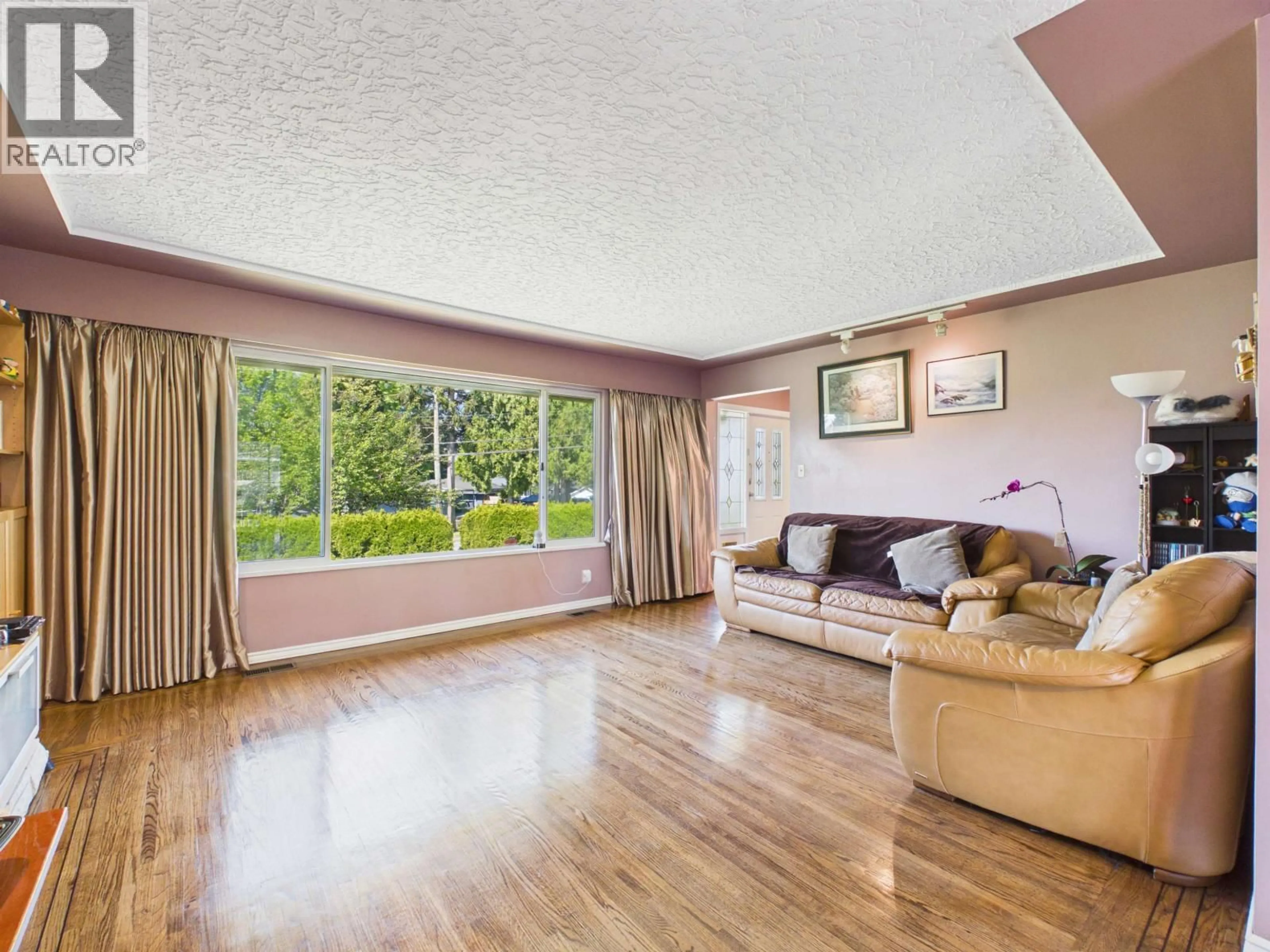 Living room with furniture, wood/laminate floor for 2336 KENSINGTON AVENUE, Burnaby British Columbia V5B4E2