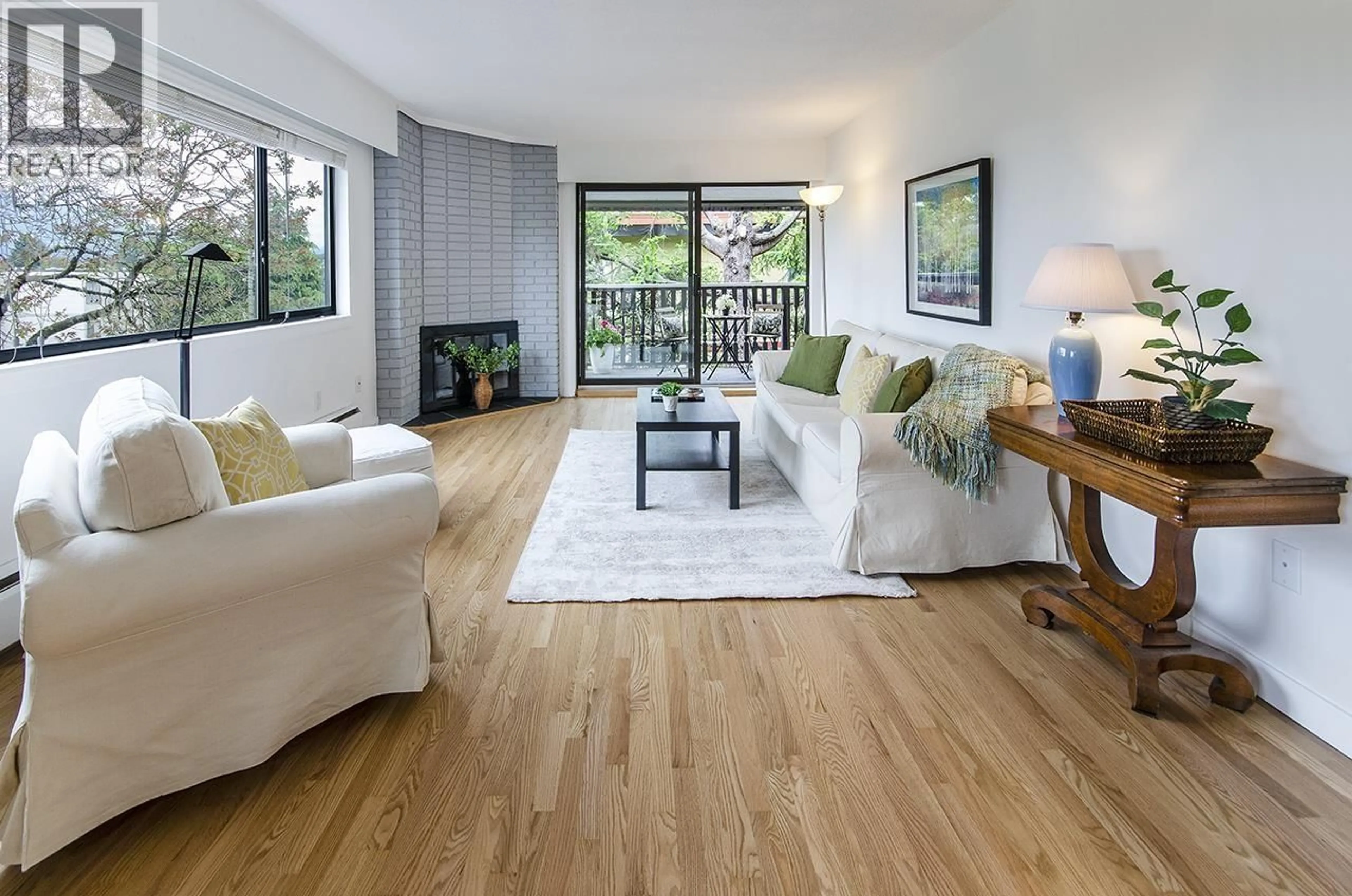 Living room with furniture, wood/laminate floor for 303 - 1610 CHESTERFIELD AVENUE, North Vancouver British Columbia V7M2N7