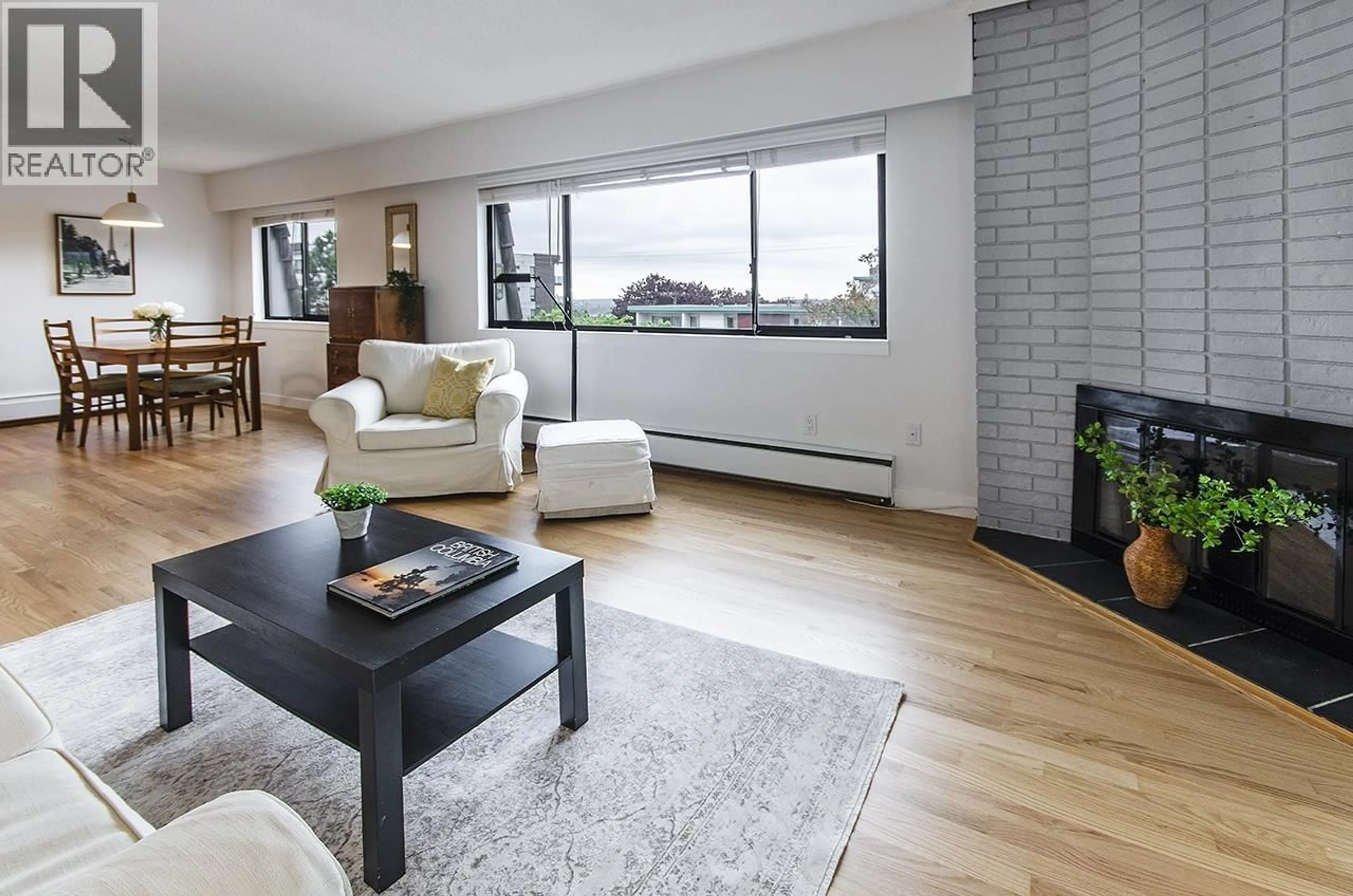 Living room with furniture, unknown for 303 - 1610 CHESTERFIELD AVENUE, North Vancouver British Columbia V7M2N7