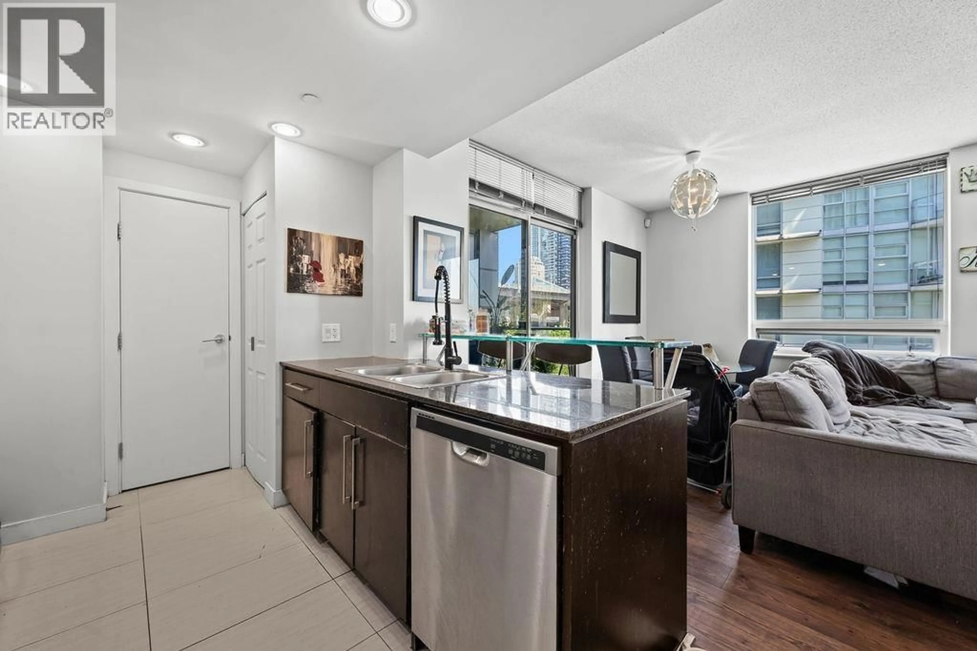 Open concept kitchen, ceramic/tile floor for 806 - 633 KINGHORNE MEWS, Vancouver British Columbia V6Z3H3