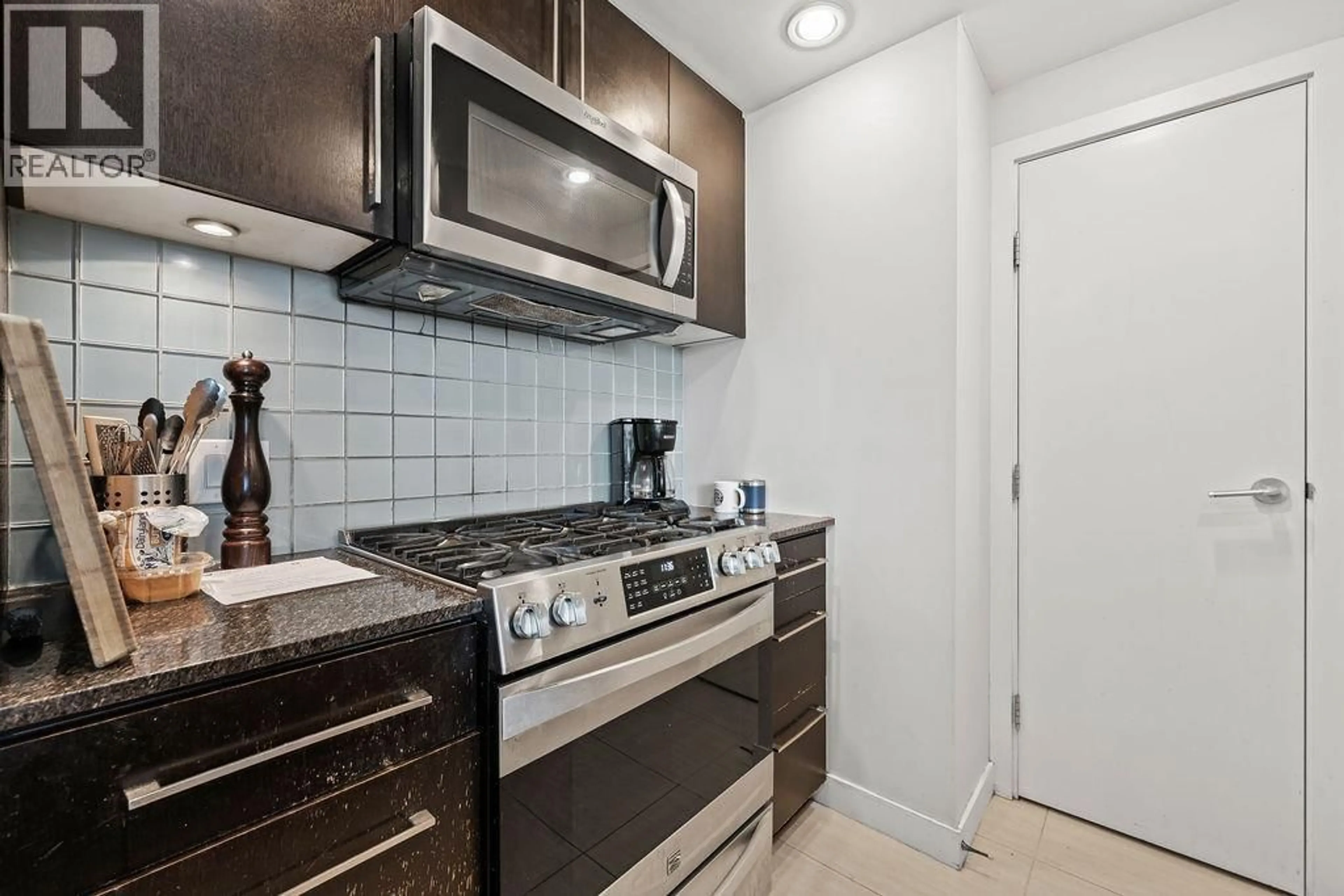 Standard kitchen, ceramic/tile floor for 806 - 633 KINGHORNE MEWS, Vancouver British Columbia V6Z3H3