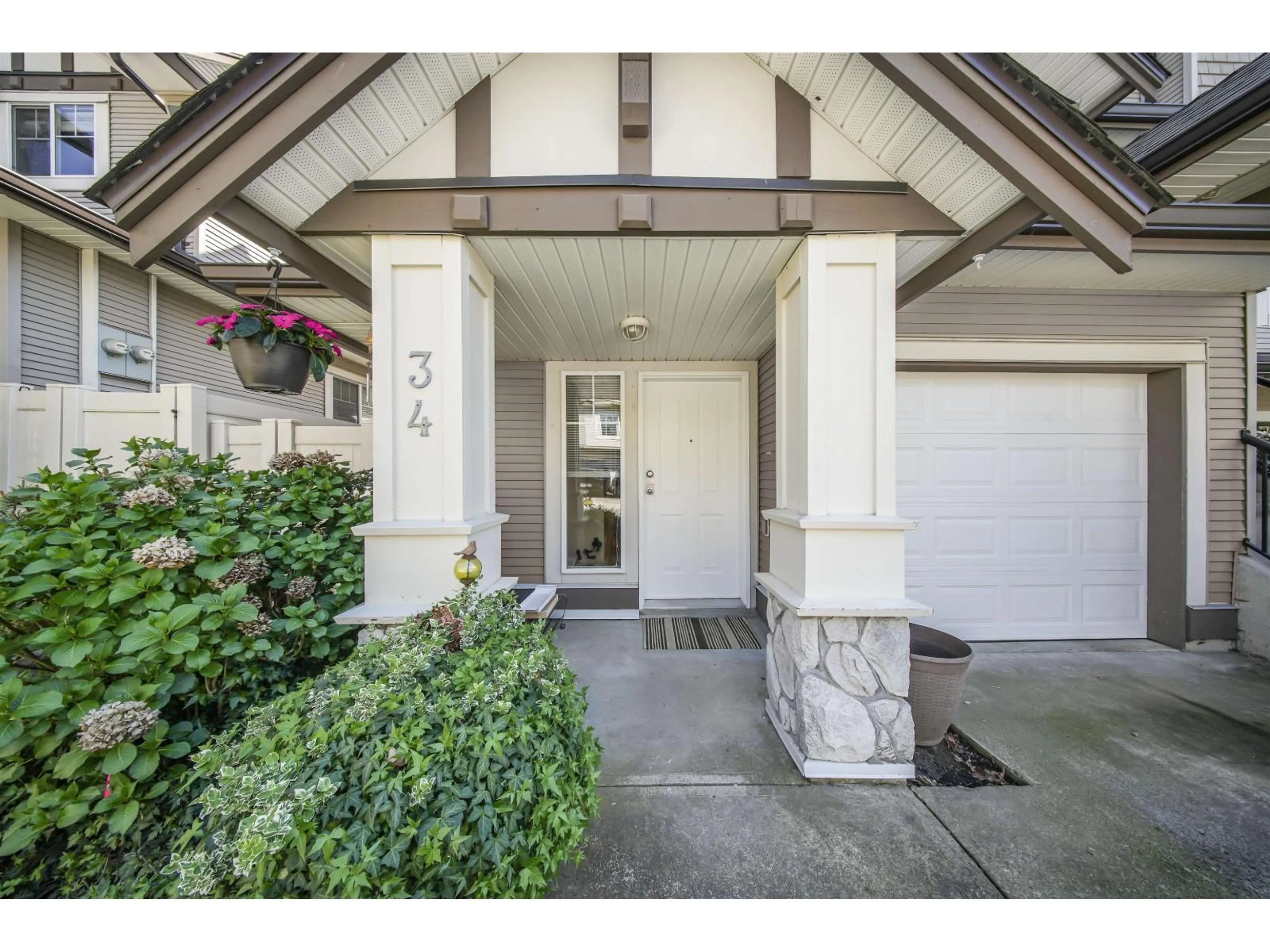 Indoor entryway for 34 - 18181 68 AVENUE, Surrey British Columbia V3S9J1