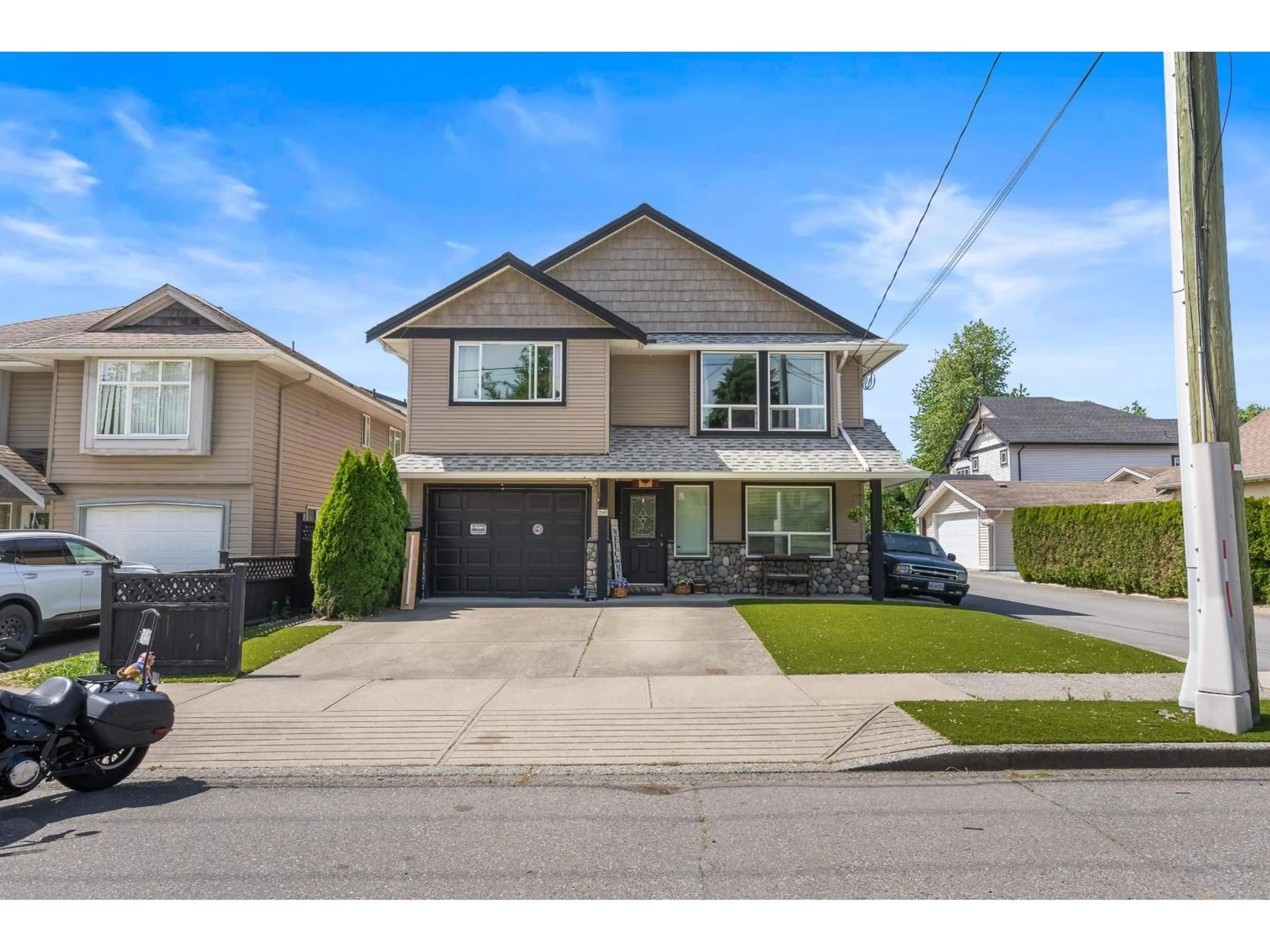 Home with vinyl exterior material, street for 7517 MURRAY STREET, Mission British Columbia V2V4A9