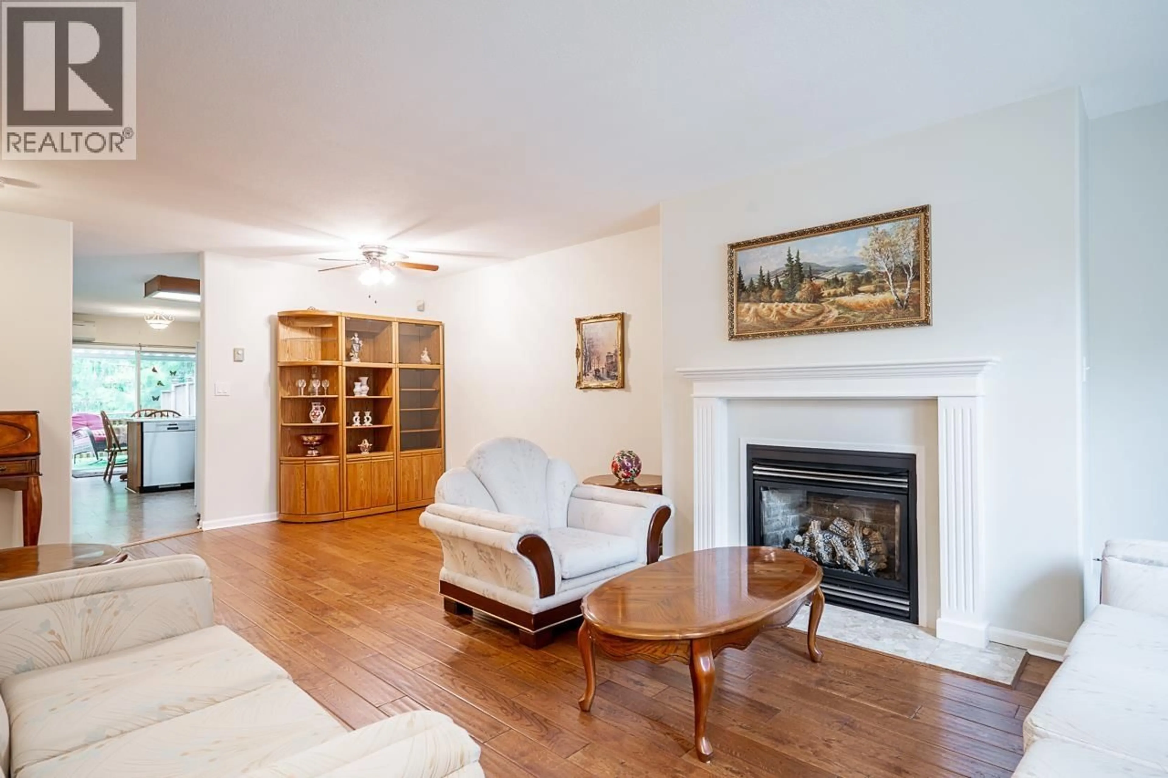 Living room with furniture, wood/laminate floor for 18 - 22308 124 AVENUE, Maple Ridge British Columbia V2X0R6
