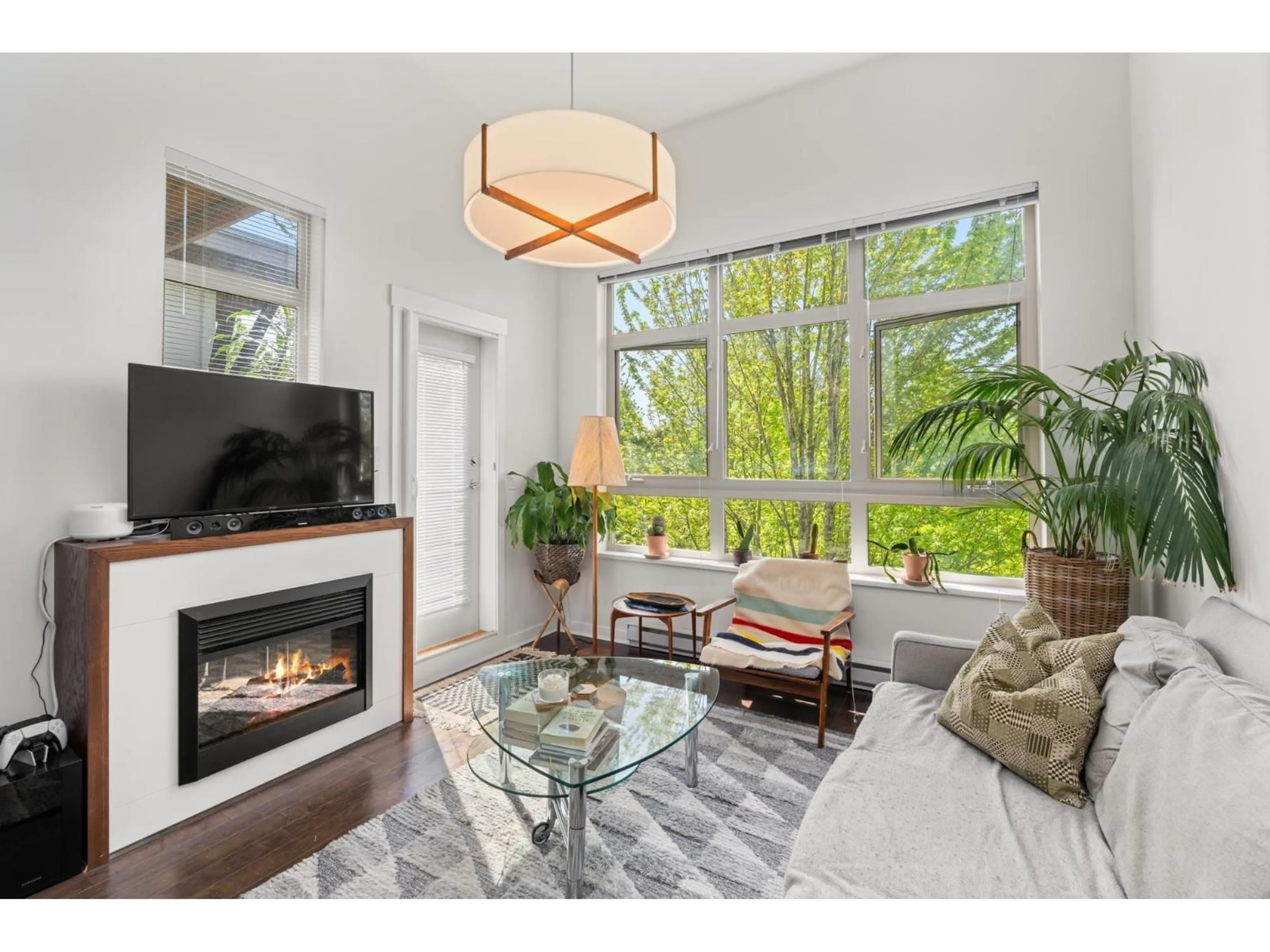 Living room with furniture, wood/laminate floor for 406 - 15988 26 AVENUE, Surrey British Columbia V3Z5K3